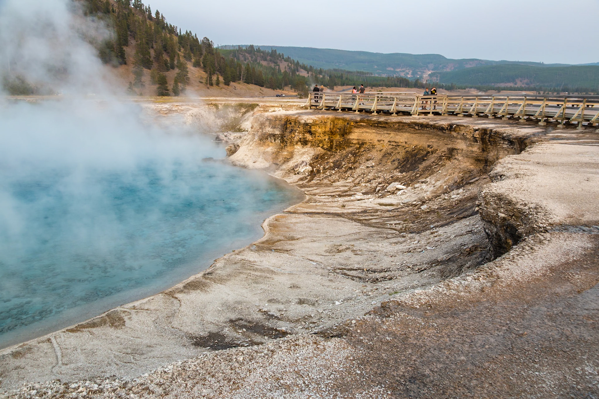180819_349 Observation boardwalk around the Excelsior Geyser Crater in the Midway Geyser basin area of Yellowstone National Park