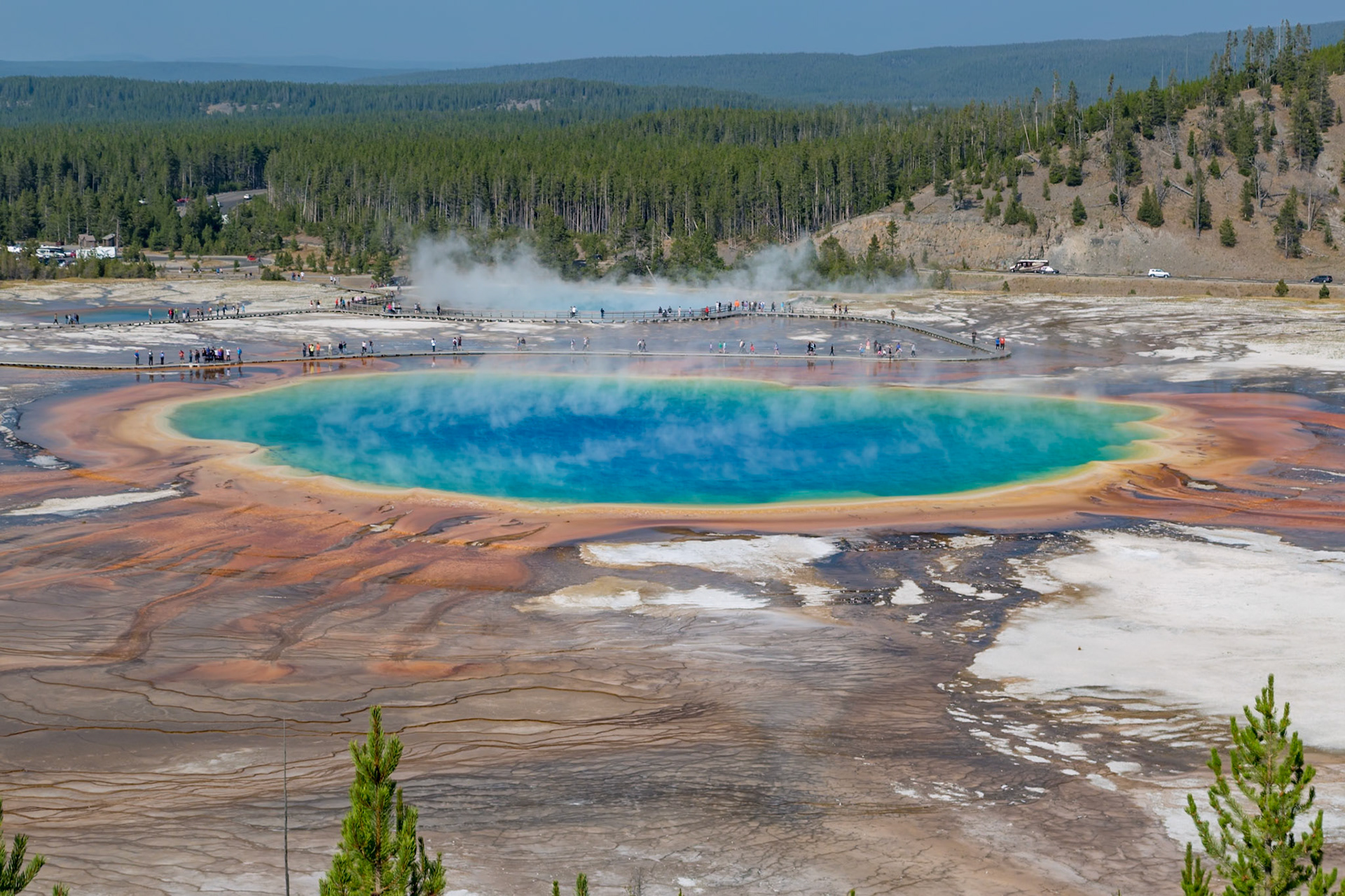 180823_010 Park visitors on observation boardwalk get close up view of the Grand Prismatic Spring in the Midway Geyser Basin of Yellowstone National Park, Wyoming