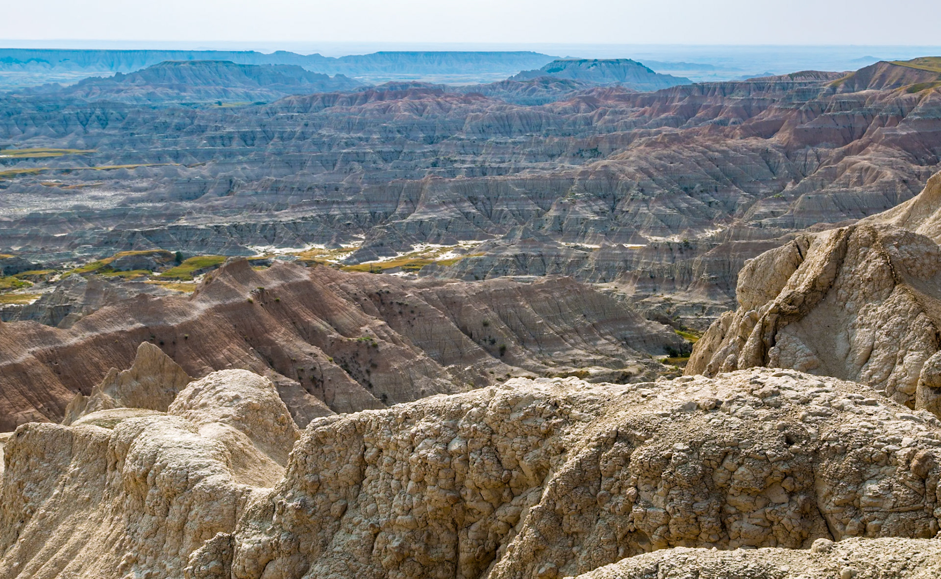 180816_158 Erosion exposes colorful layers of sedimentary rock  in the Badlands National Park in South Dakota, USA