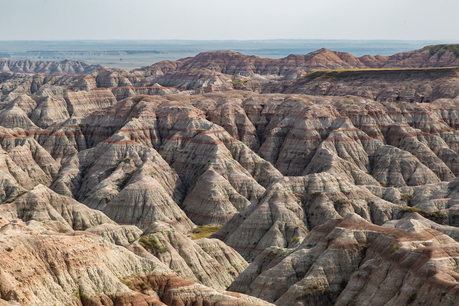 180816_205 Erosion exposes colorful layers of sedimentary rock  in the Badlands National Park in South Dakota, USA