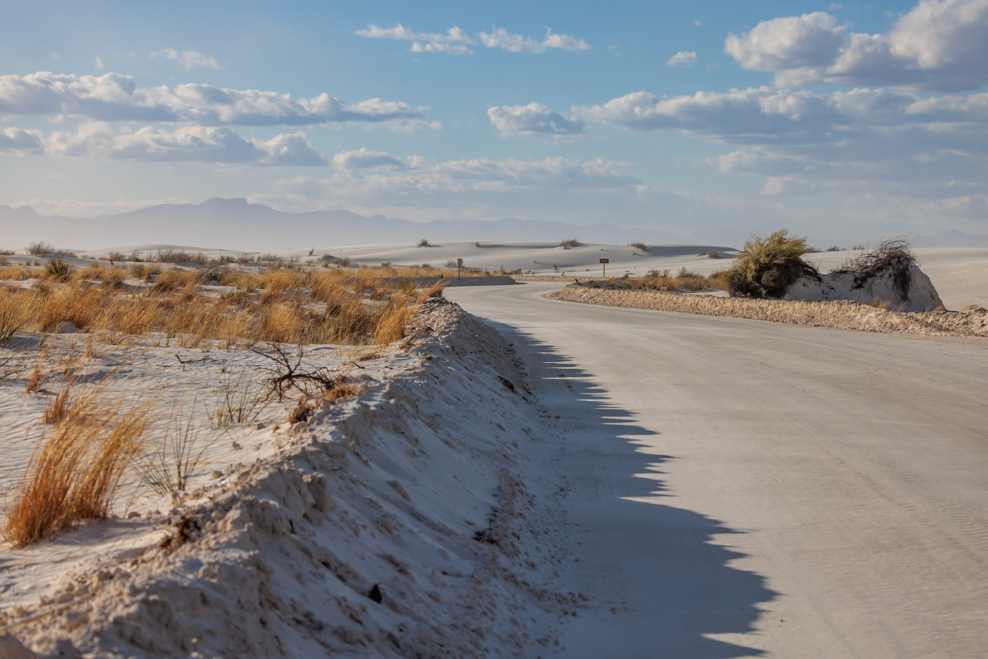 230323_115 Road between sand dunes at White Sands National Park in Alamogordo, New Mexico, USA