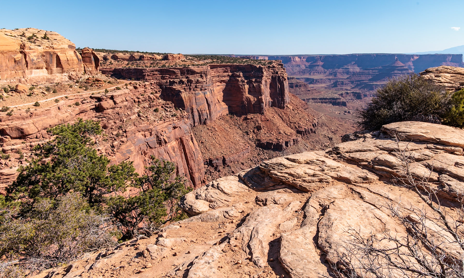 240928_019 Rugged rock formations along the Shafer Canyon Overlook at the Island in the Sky area of Canyonlands National Park, Utah, USA
