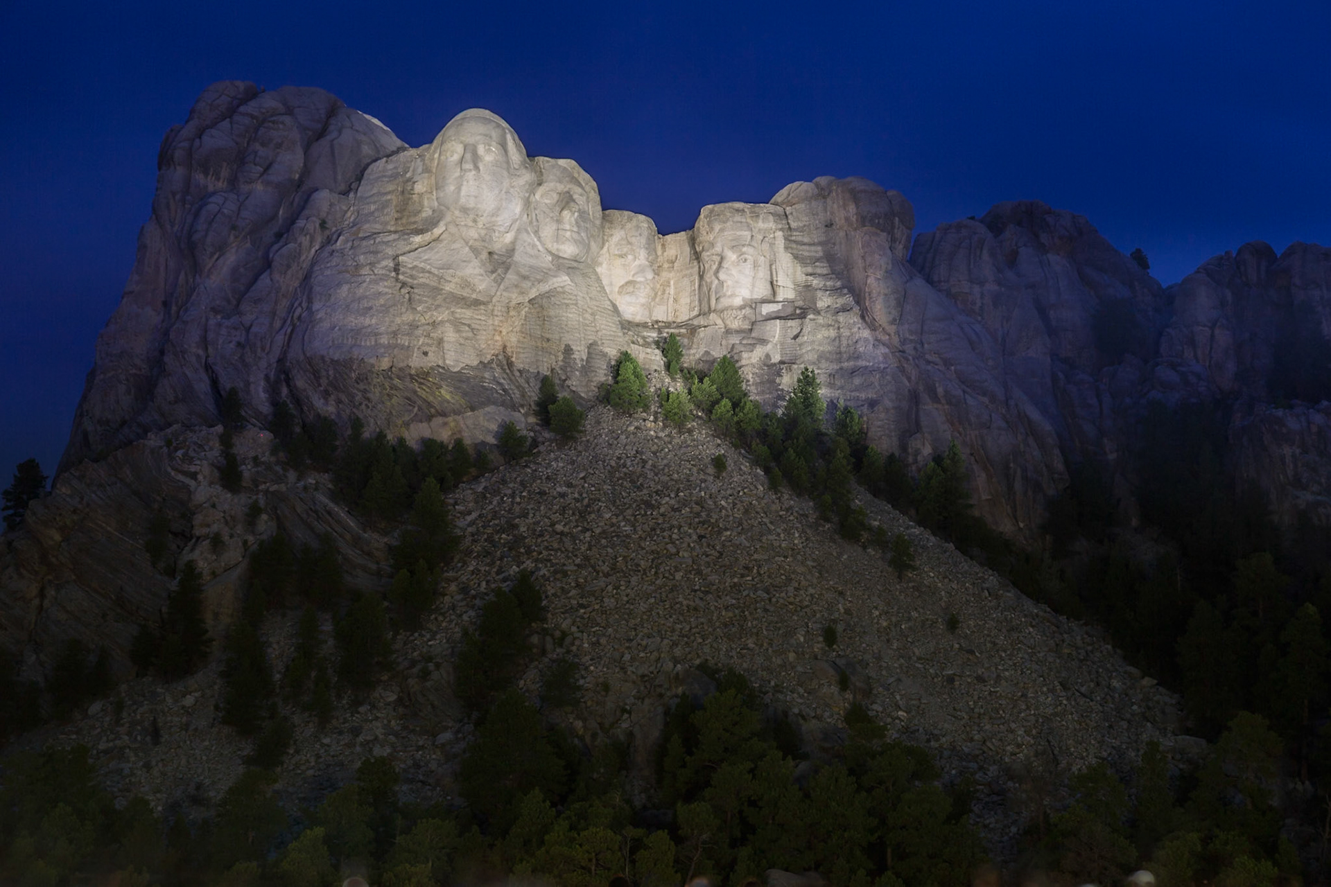 180814_309 Carved granite busts of George Washington, Thomas Jefferson, Theodore "Teddy" Roosevelt and Abraham Lincoln framed by trees at Mount Rushmore National Monument near Keystone, South Dakota