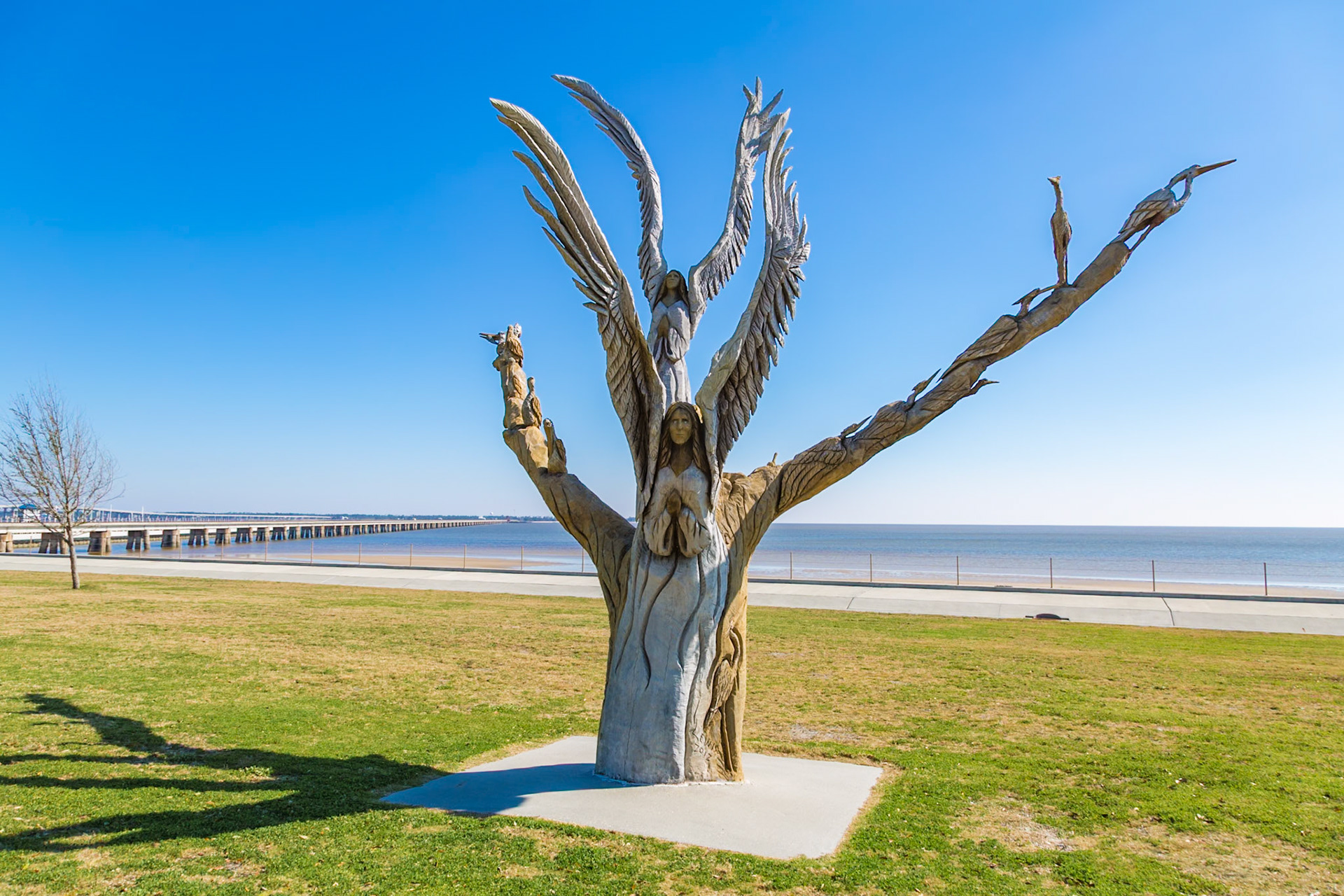 160123_006 Angel Tree carving by Dayle Lewis on the beach in Bay St. Louis, Mississippi