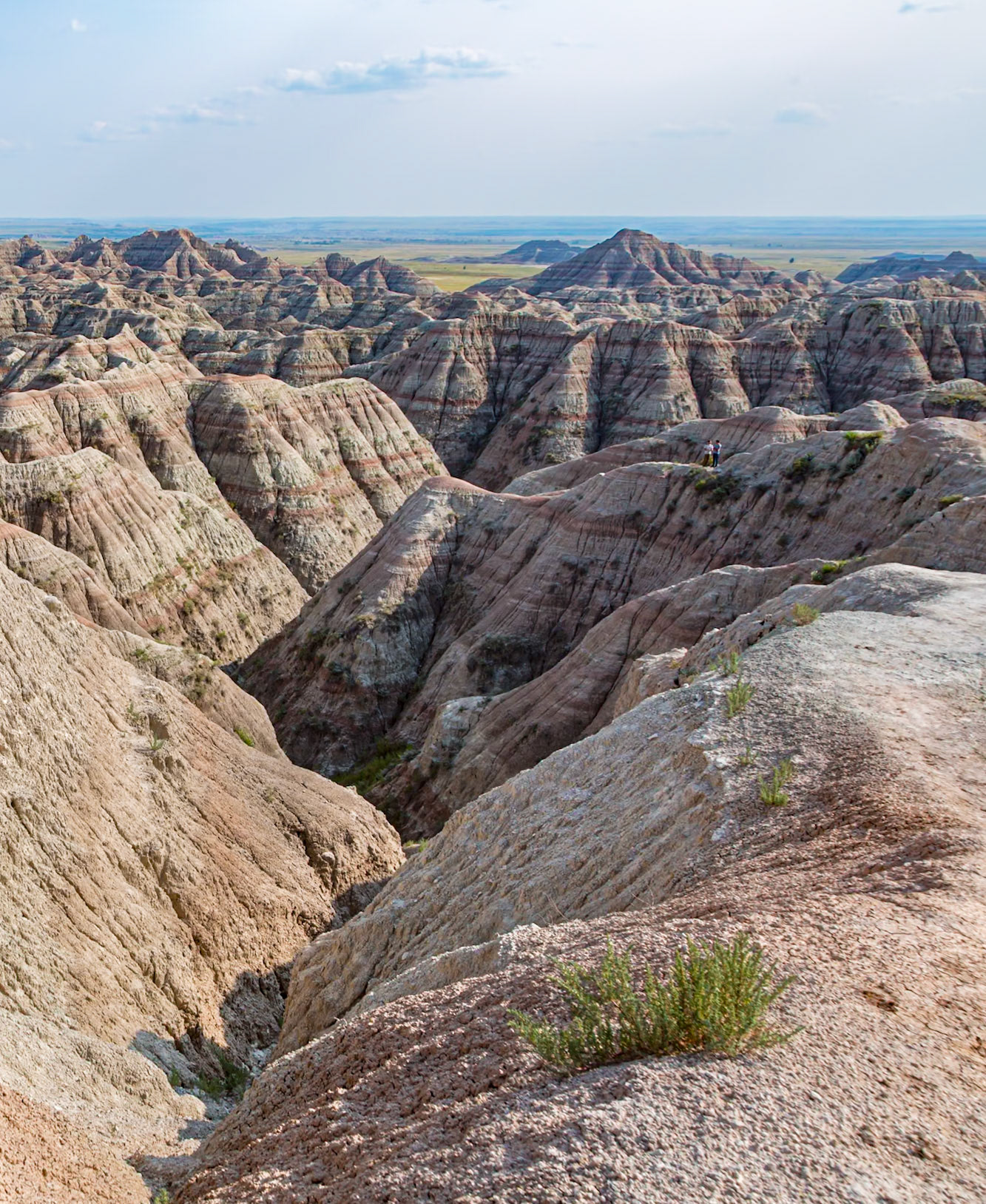 180816_219 Erosion exposes colorful layers of sedimentary rock  in the Badlands National Park in South Dakota, USA