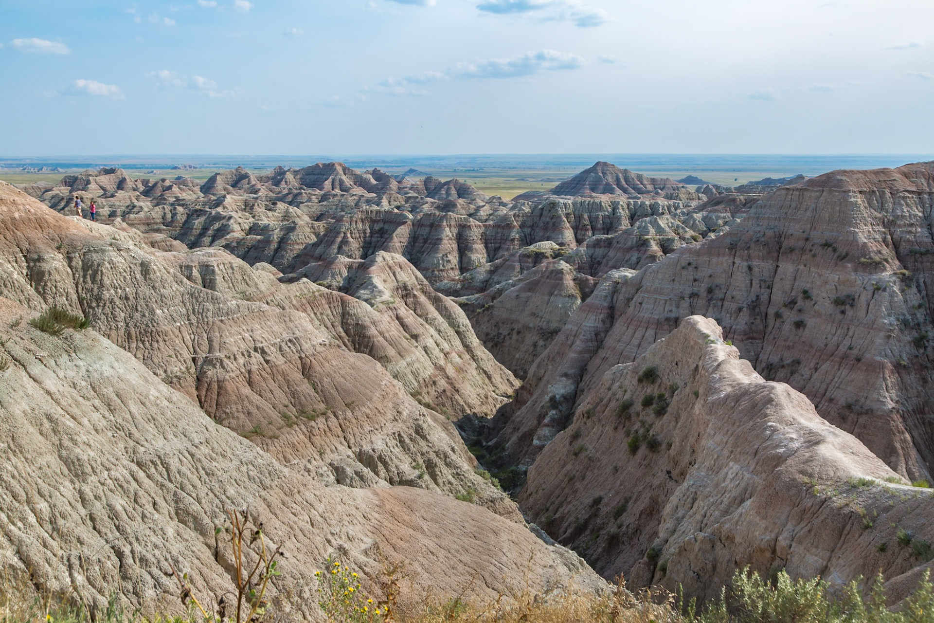 180816_210 Erosion exposes colorful layers of sedimentary rock  in the Badlands National Park in South Dakota, USA