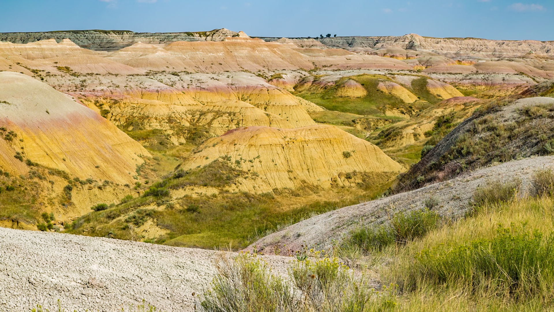 180816_176 Erosion exposes colorful layers of sedimentary rock  in the Badlands National Park in South Dakota, USA
