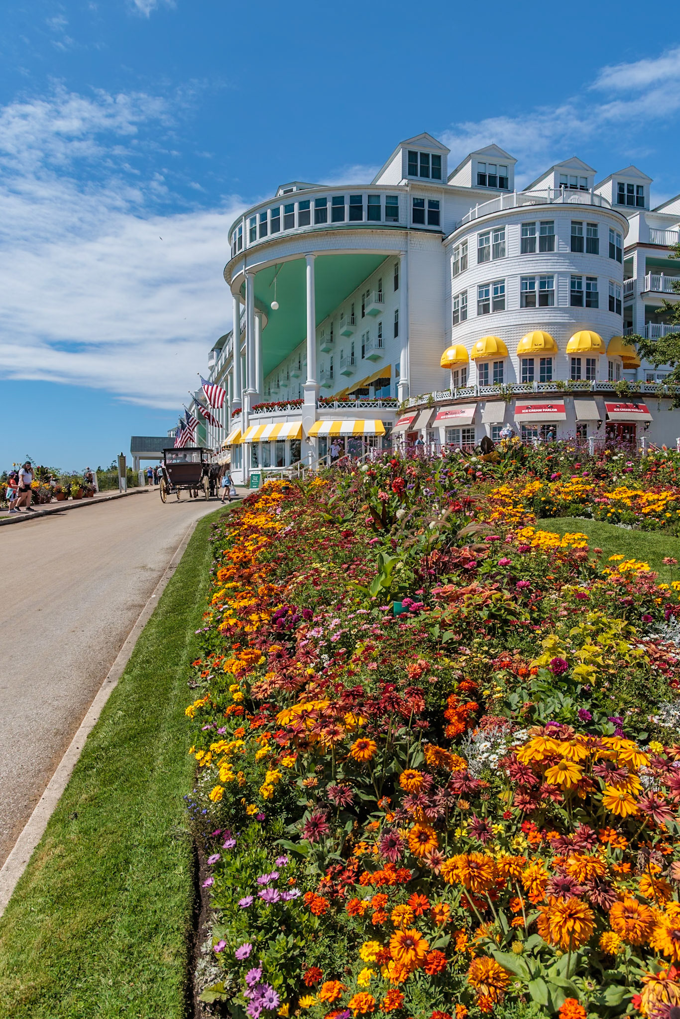 250821_145 Bright flower gardens line the entrance to the famous Grand Hotel on Mackinac Island, Michigan, USA