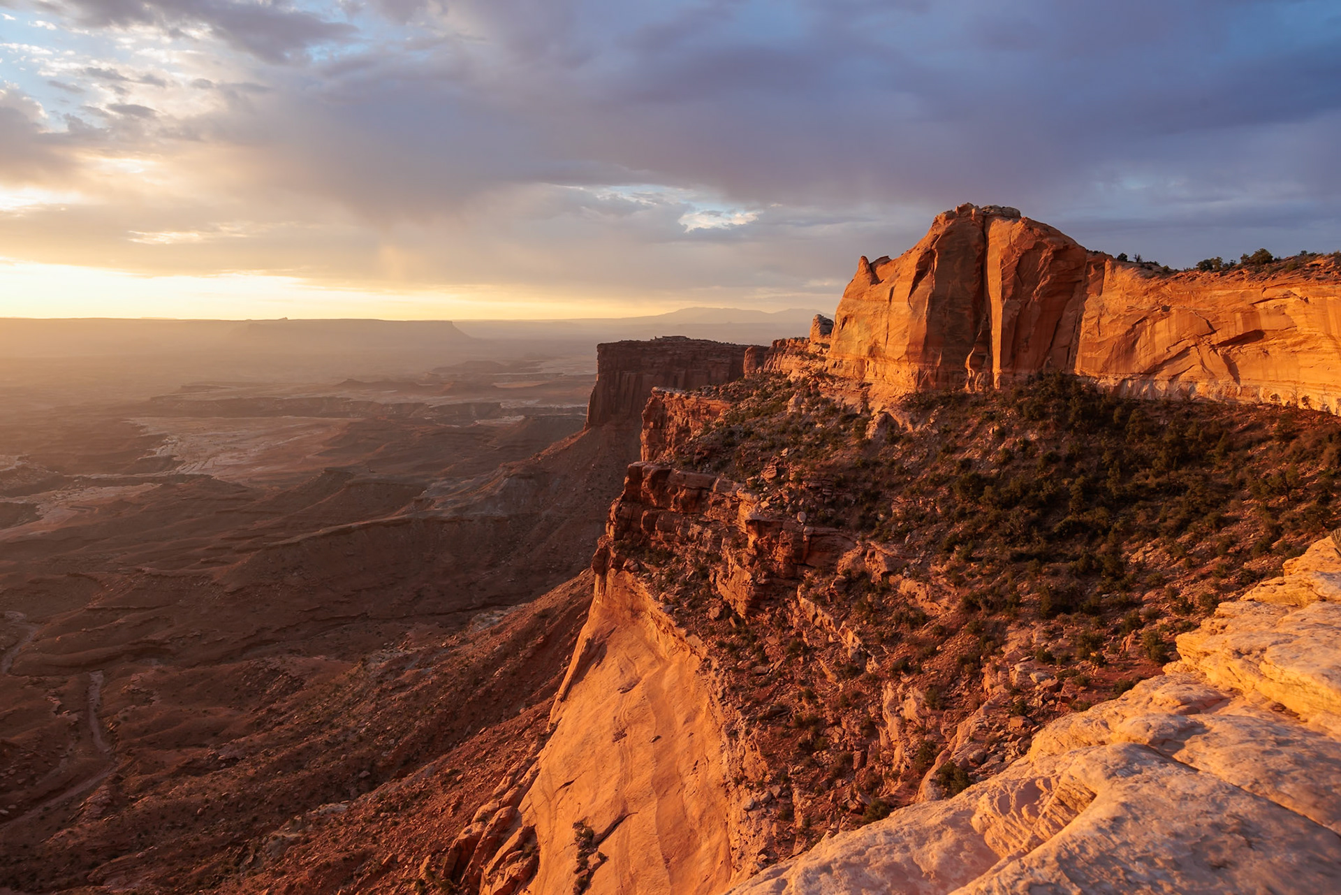 240929_024 Sunrise lights up the face of the Horsethief Canyon in the  Island in the Sky area of Canyonlands National Park, Utah, USA