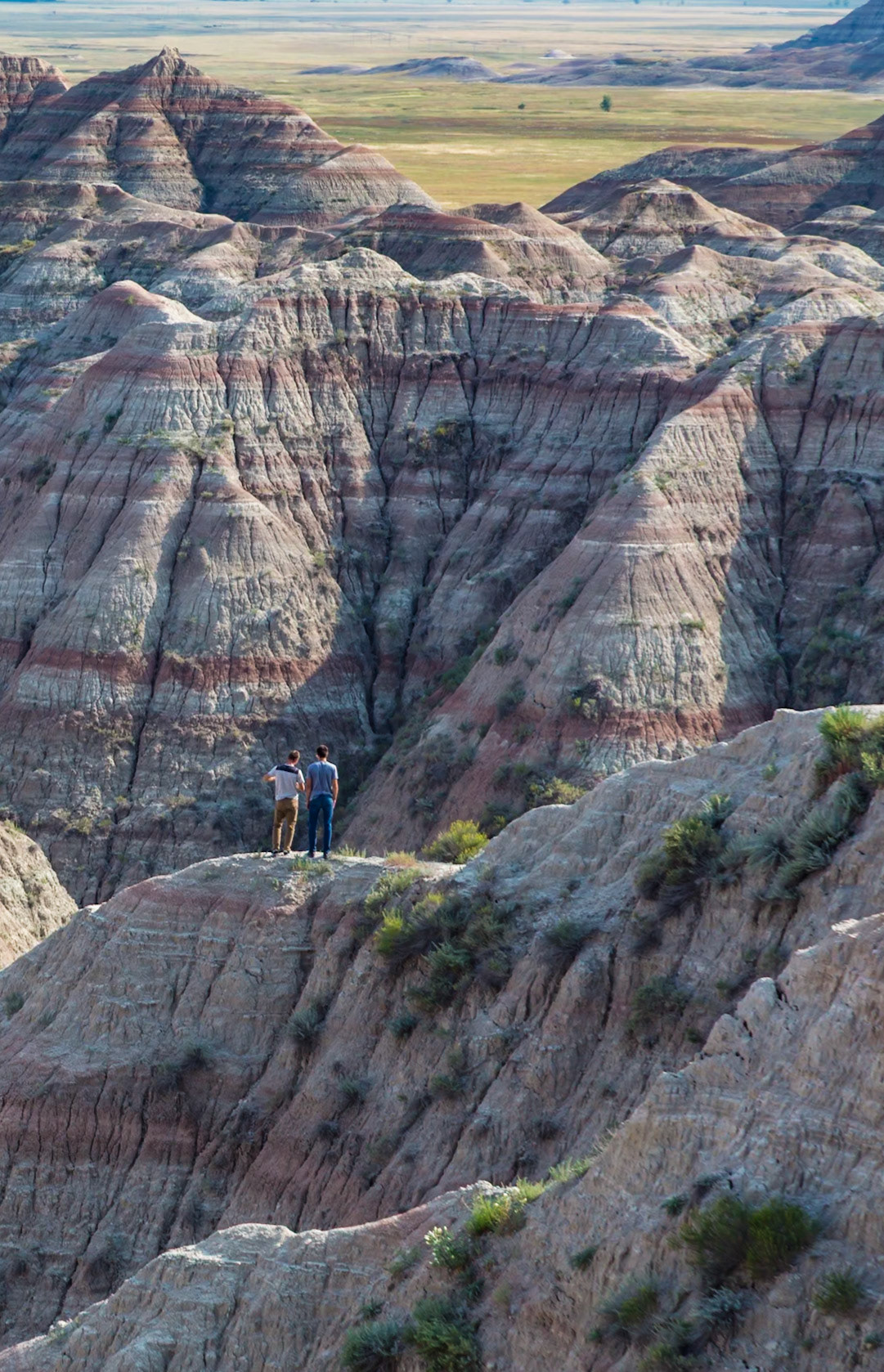 180816_216 Erosion exposes colorful layers of sedimentary rock  in the Badlands National Park in South Dakota, USA