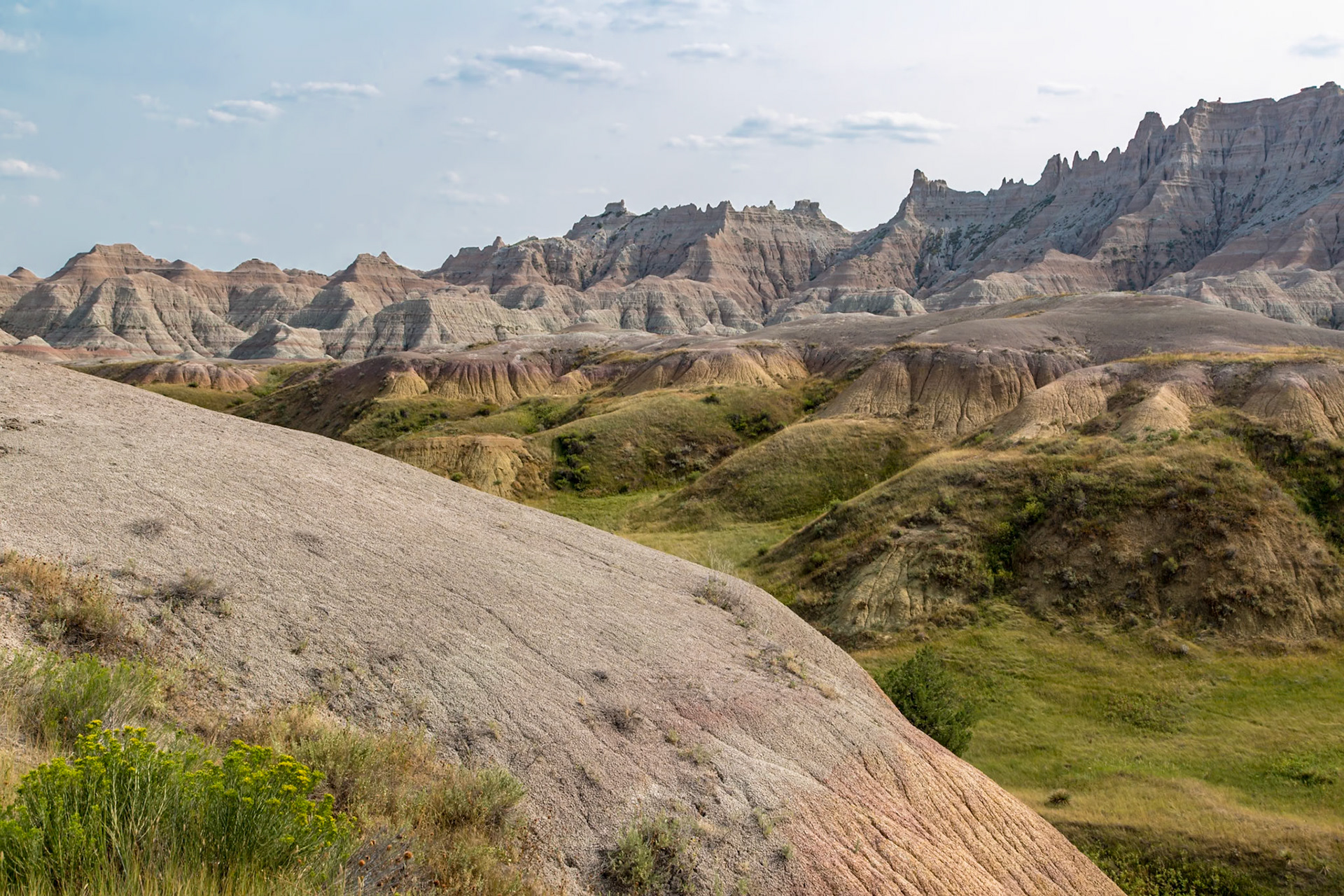 180816_171 Erosion exposes colorful layers of sedimentary rock  in the Badlands National Park in South Dakota, USA