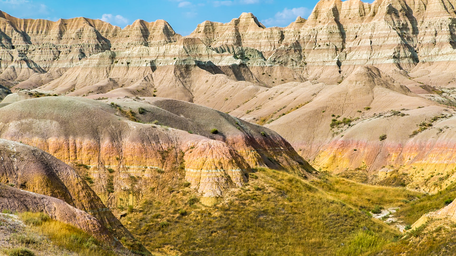 180816_175 Erosion exposes colorful layers of sedimentary rock  in the Badlands National Park in South Dakota, USA