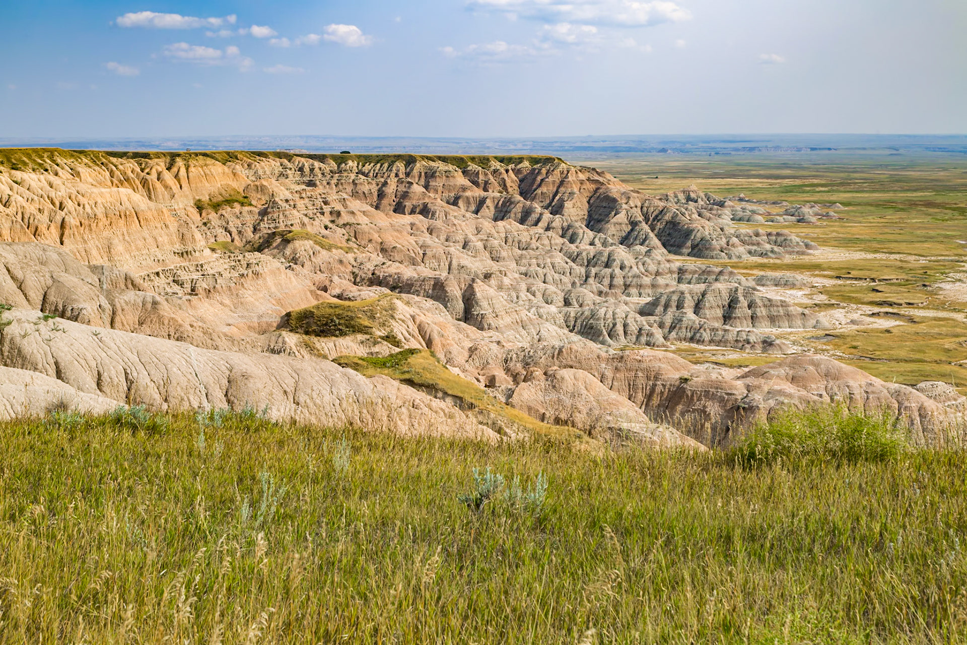 180816_181 Erosion exposes colorful layers of sedimentary rock  in the Badlands National Park in South Dakota, USA