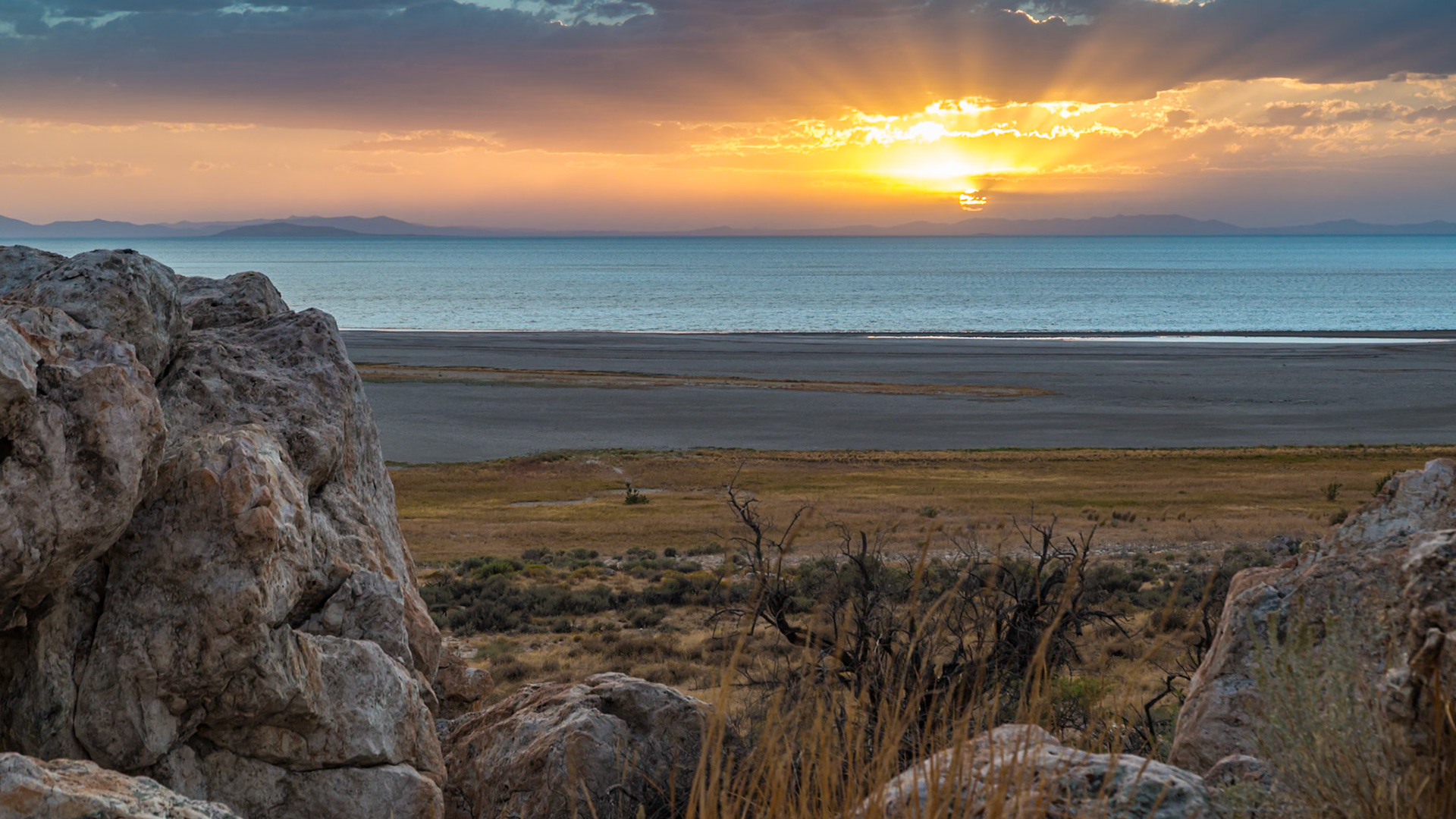 180915_248 Setting sun over the Great Salt Lake in the Antelope Island State Park near Syracuse, Utah