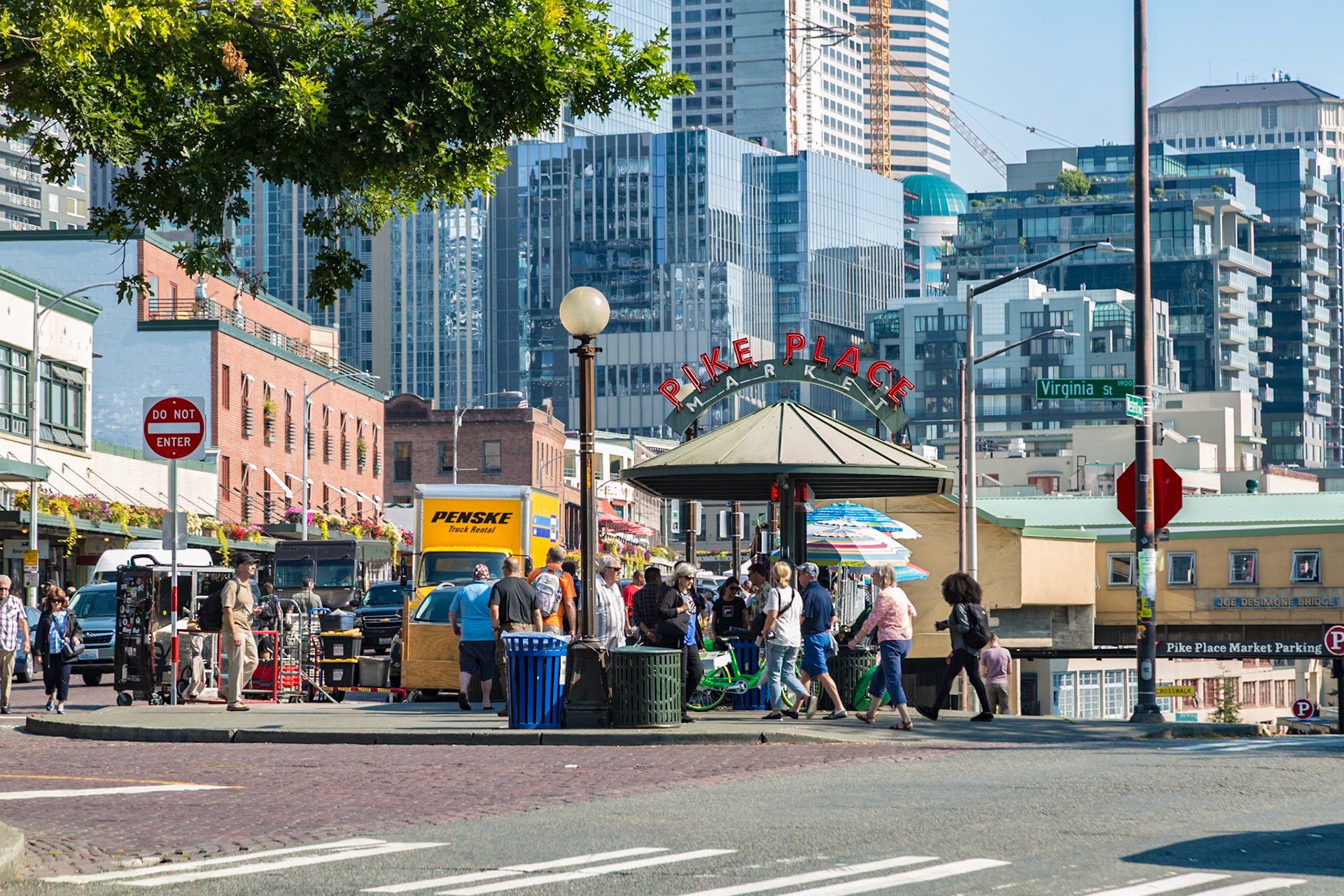 180905_155 Tourists and locals walking near the Pike Place Market in downtown Seattle, Washington