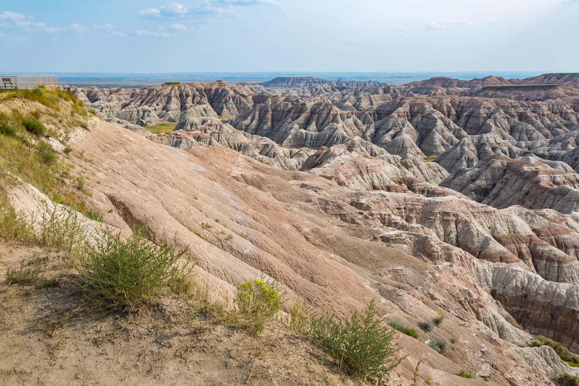 180816_209 Erosion exposes colorful layers of sedimentary rock  in the Badlands National Park in South Dakota, USA