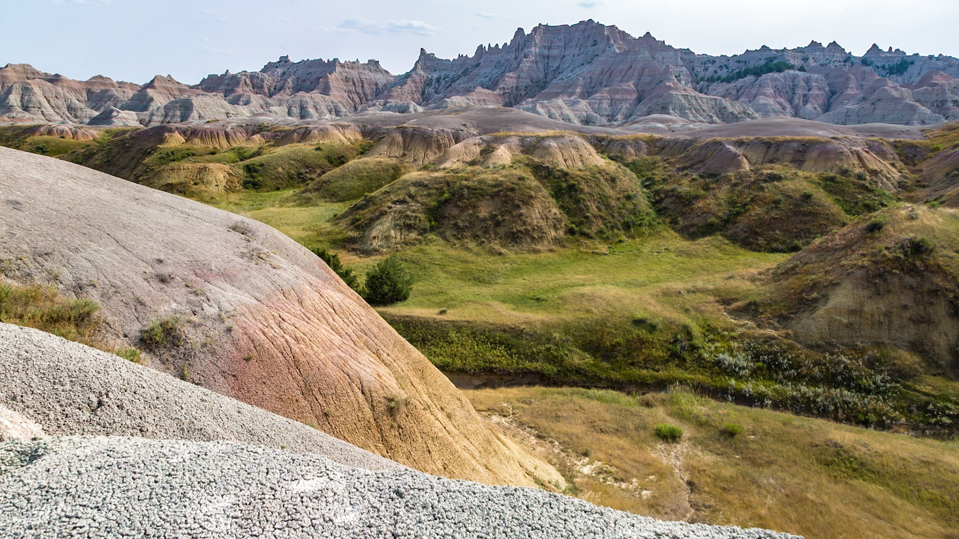 180816_173 Erosion exposes colorful layers of sedimentary rock  in the Badlands National Park in South Dakota, USA