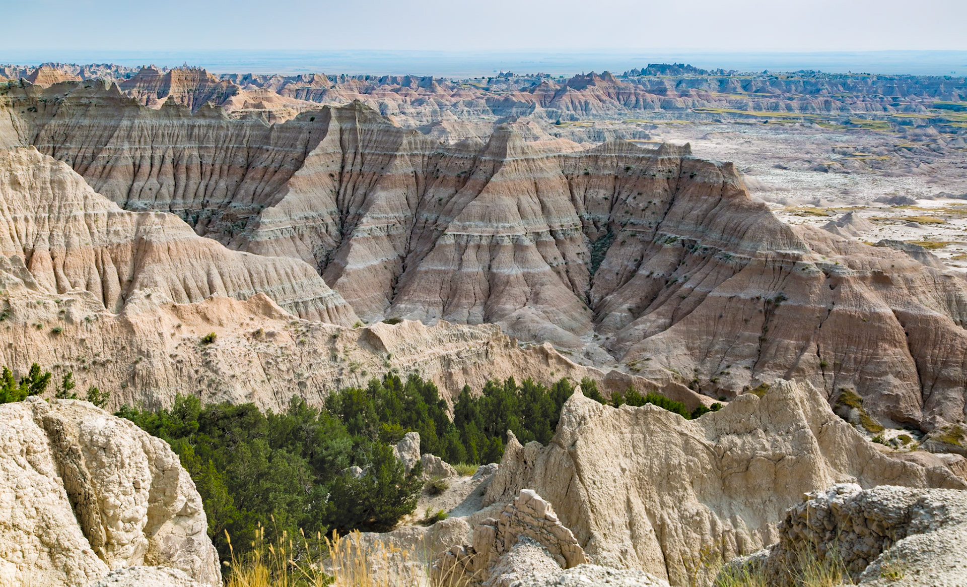 180816_165 Erosion exposes colorful layers of sedimentary rock  in the Badlands National Park in South Dakota, USA