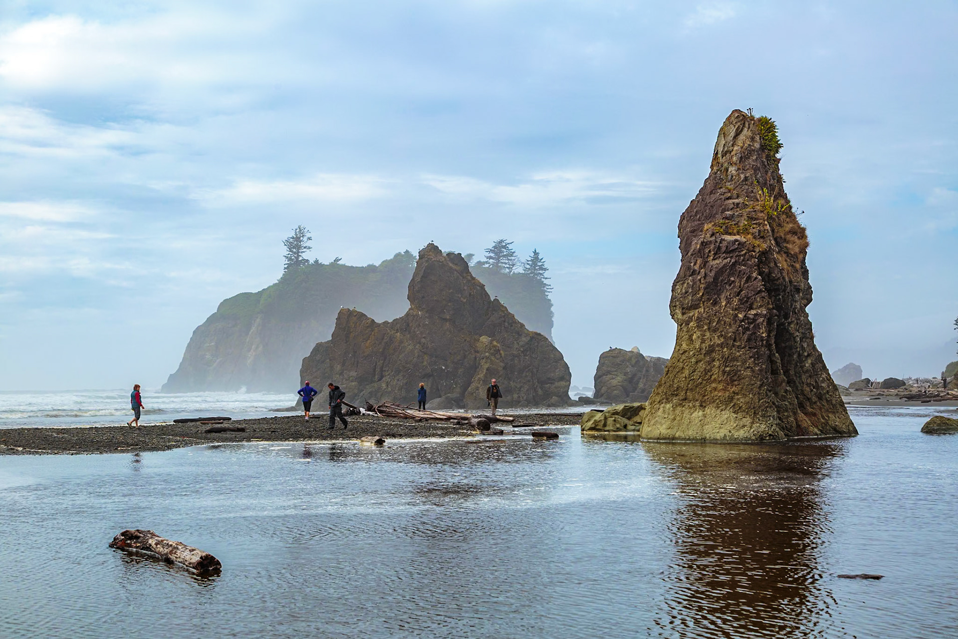 180910_082 Visitors walk between the large rock seastacks at Ruby Beach in the Olympic National Park near Forks, Washington