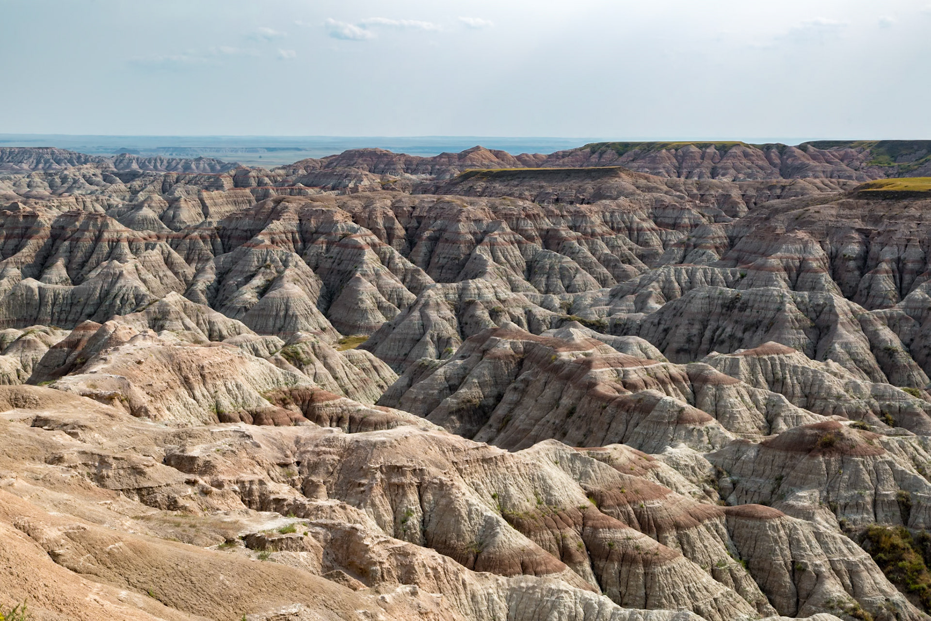 180816_206 Erosion exposes colorful layers of sedimentary rock  in the Badlands National Park in South Dakota, USA