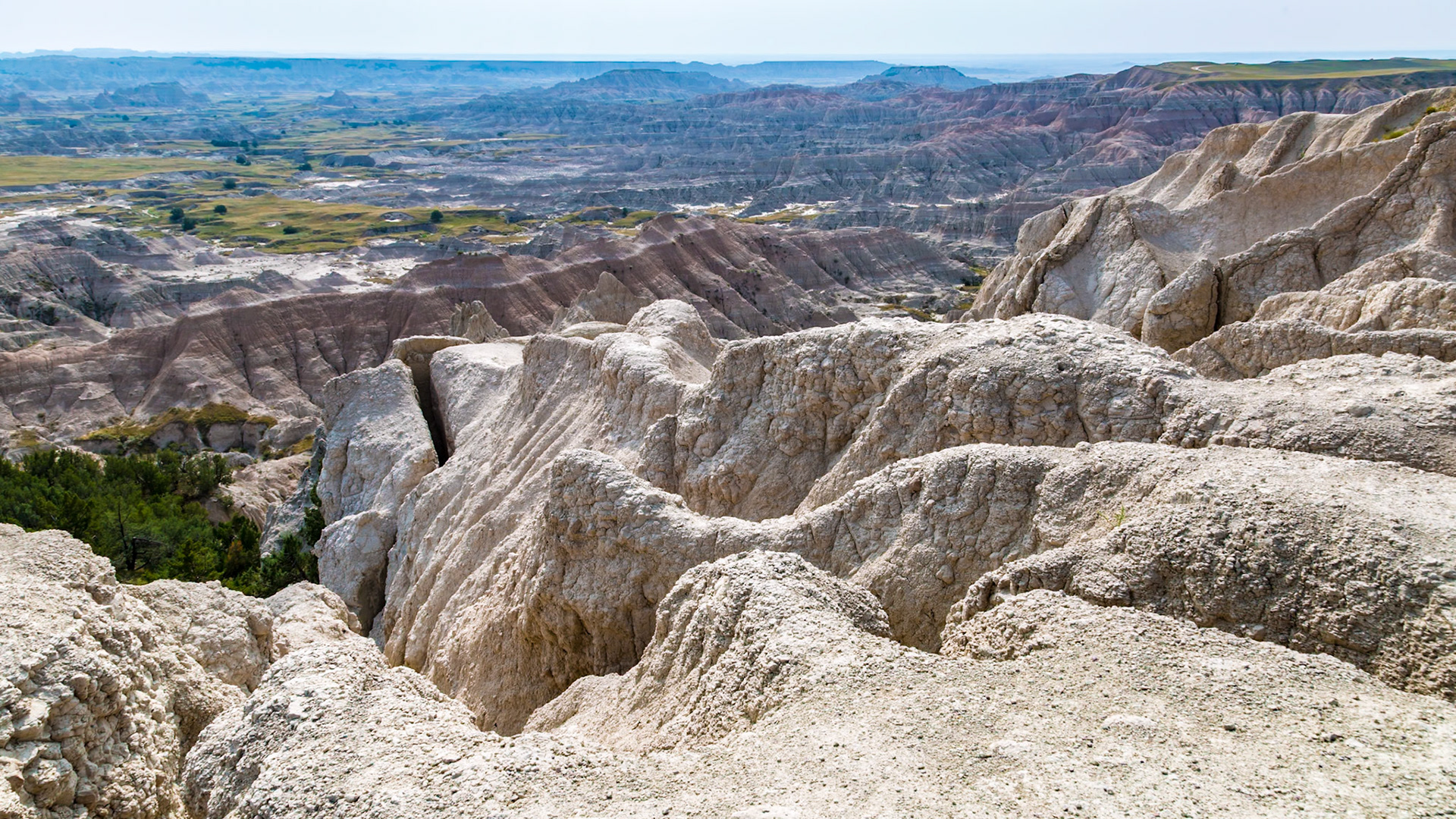 180816_157 Erosion exposes colorful layers of sedimentary rock  in the Badlands National Park in South Dakota, USA