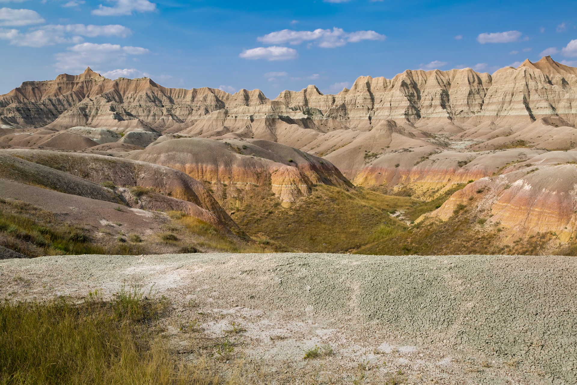180816_174 Erosion exposes colorful layers of sedimentary rock  in the Badlands National Park in South Dakota, USA