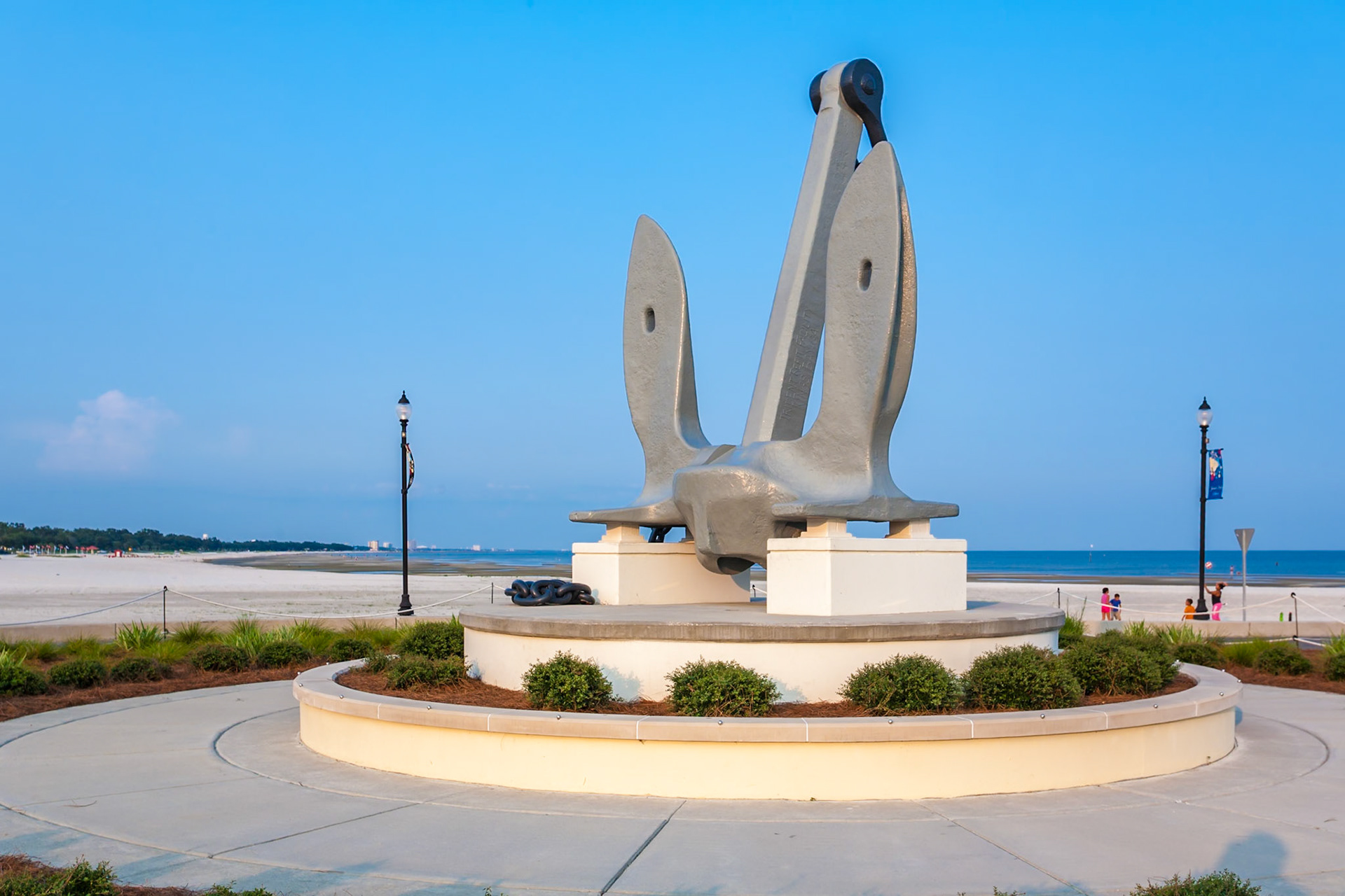 140721_010 Large anchor at the center of a traffic roundabout in Jones park at the Gulfport Small Craft Harbor in Gulfport, Mississippi, USA
