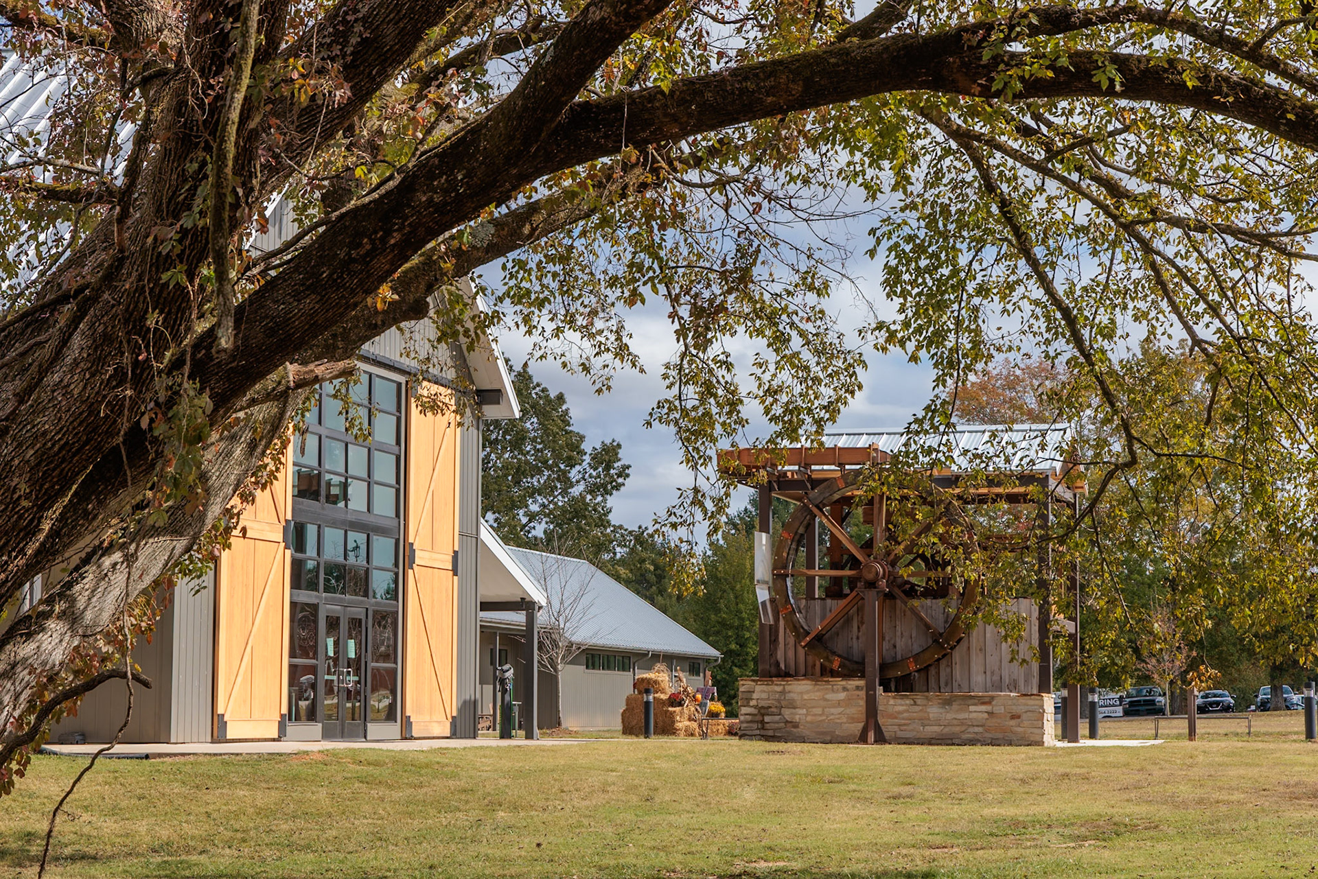231013_015 Visitor Center including a gift shop, restaurant and conference facilities at Henry Horton State Park, Tennessee
