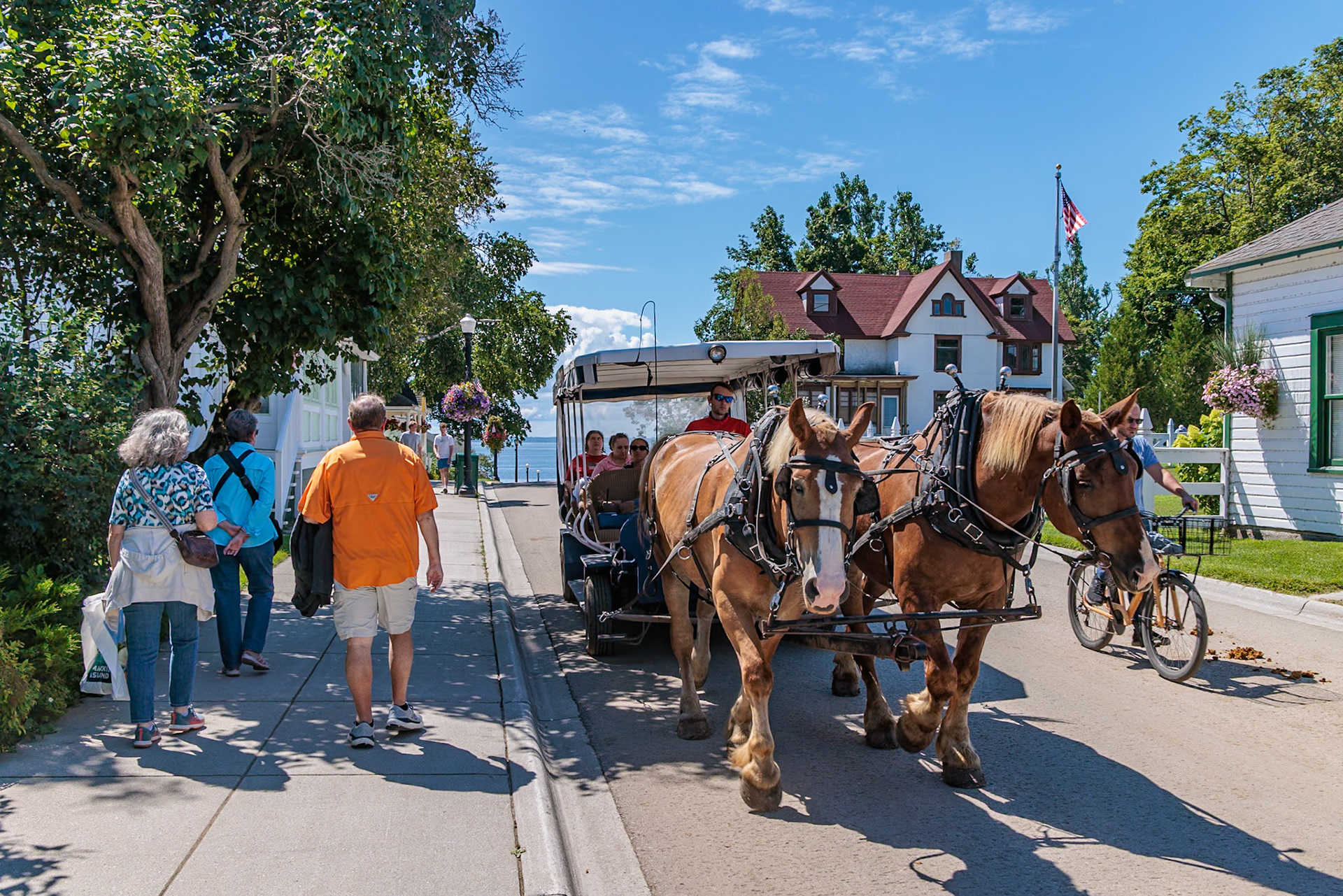 250821_116 Tourists walking, biking and riding on horse drawn wagons on Makinac Island, Michigan, USA