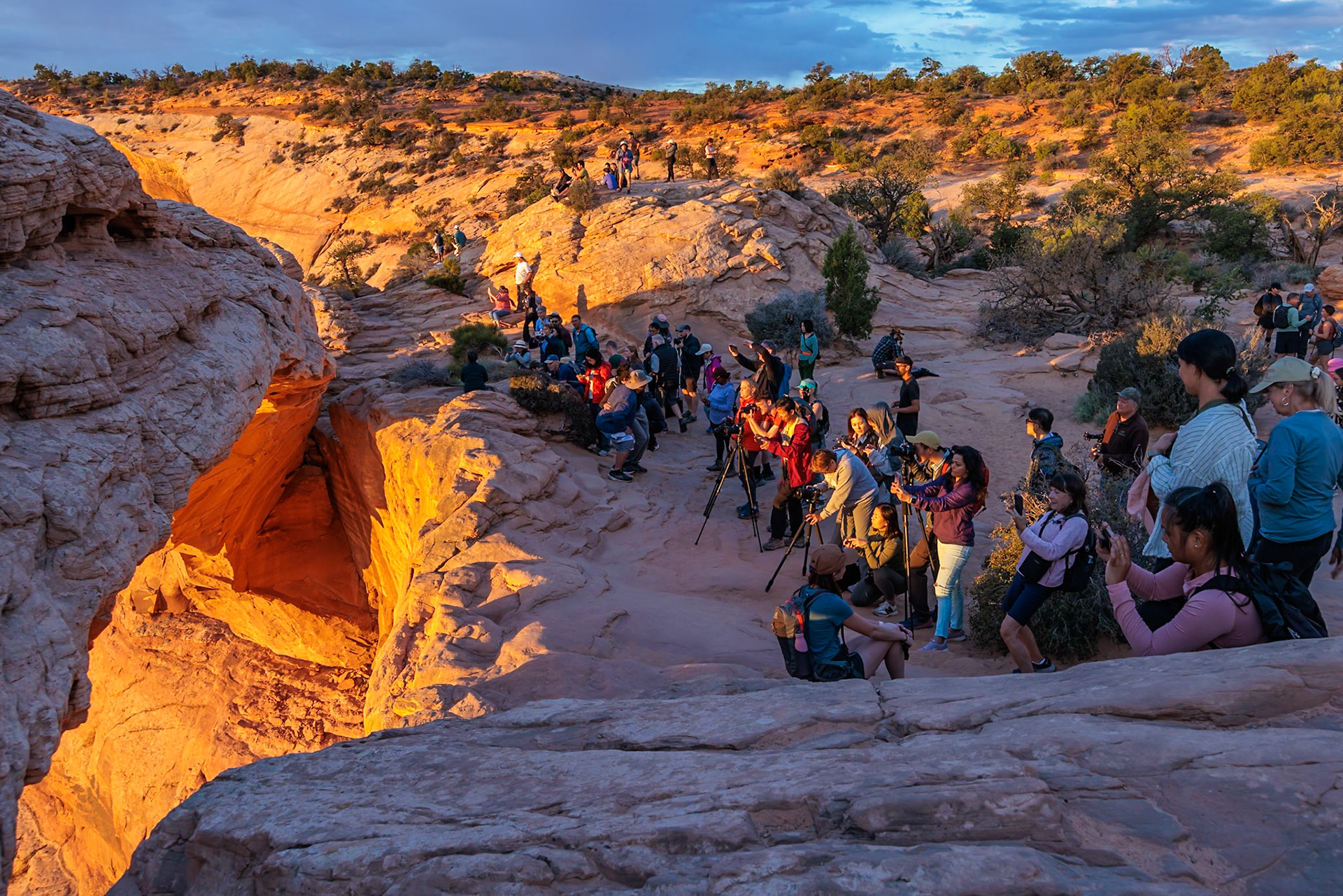 240929_022 Row of photographers attempting to photograph the sunrise under the Mesa Arch in the  Island in the Sky area of Canyonlands National Park, Utah, USA