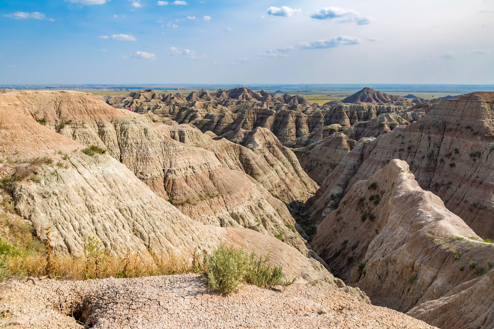 180816_212 Erosion exposes colorful layers of sedimentary rock  in the Badlands National Park in South Dakota, USA