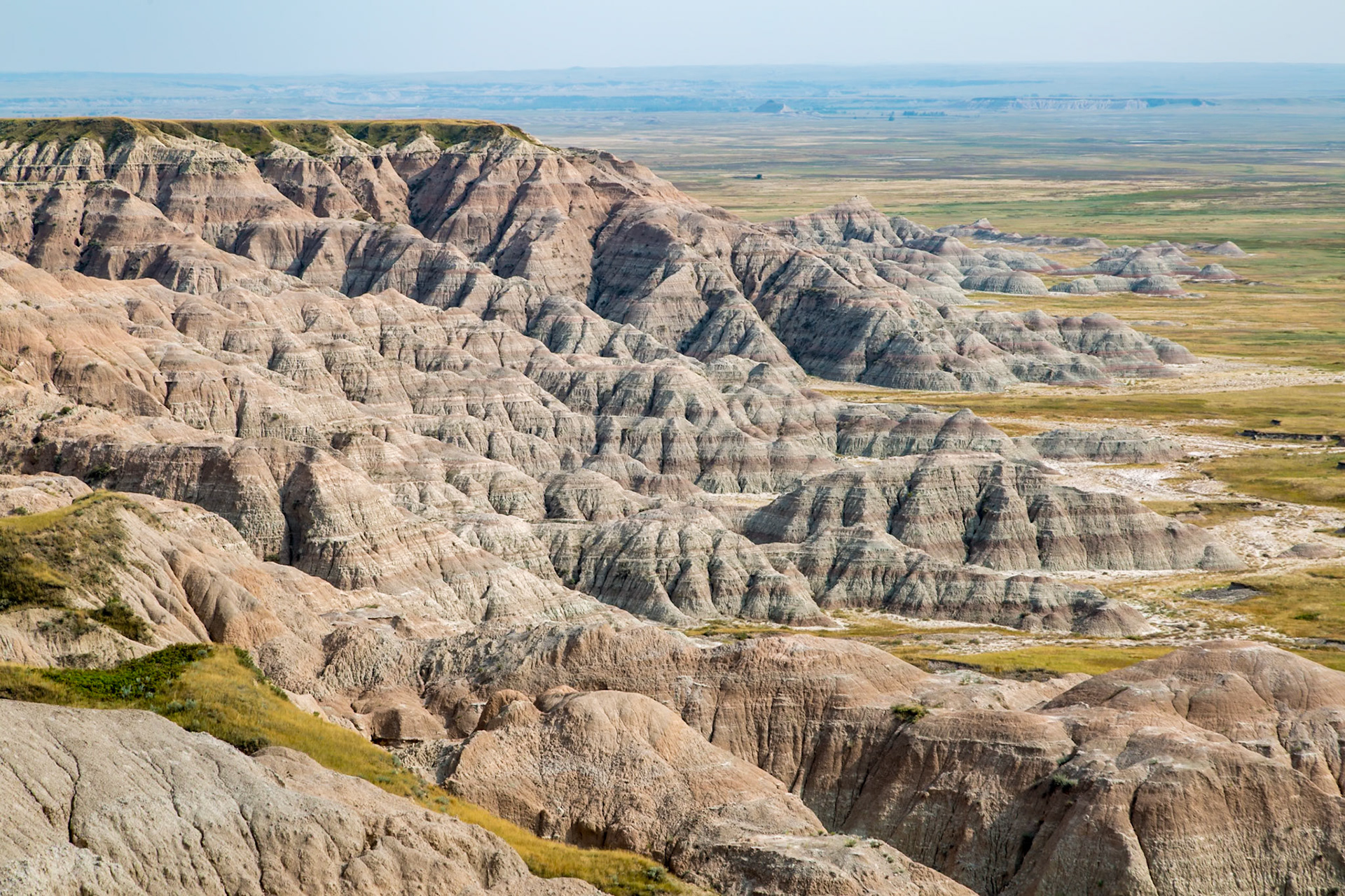 180816_184 Erosion exposes colorful layers of sedimentary rock  in the Badlands National Park in South Dakota, USA