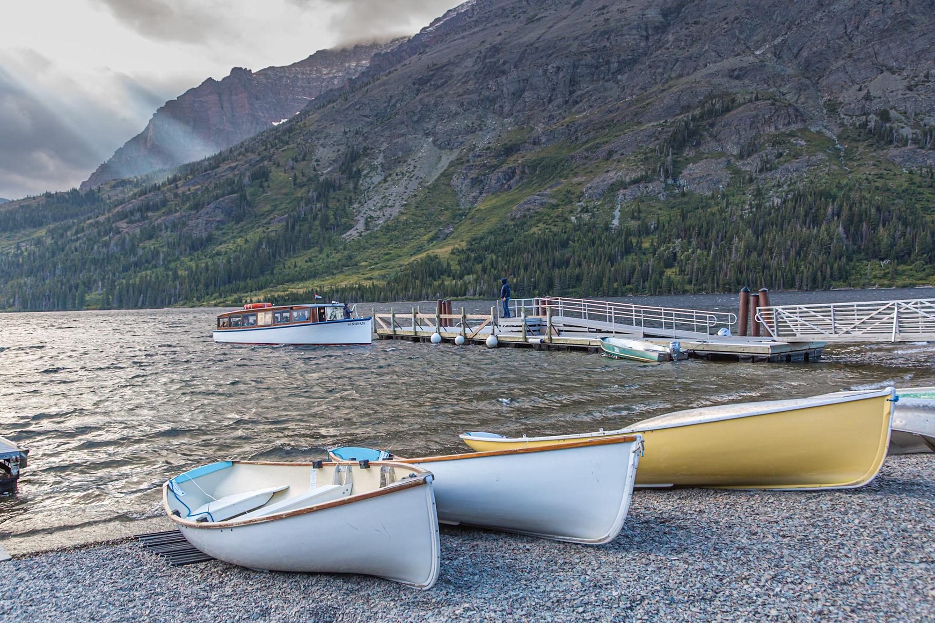180828_289 Tour boat Sinopah approaching the floating dock at the Glacier Park Boat Company on Two Medicine Lake in Glacier National Park, Montana