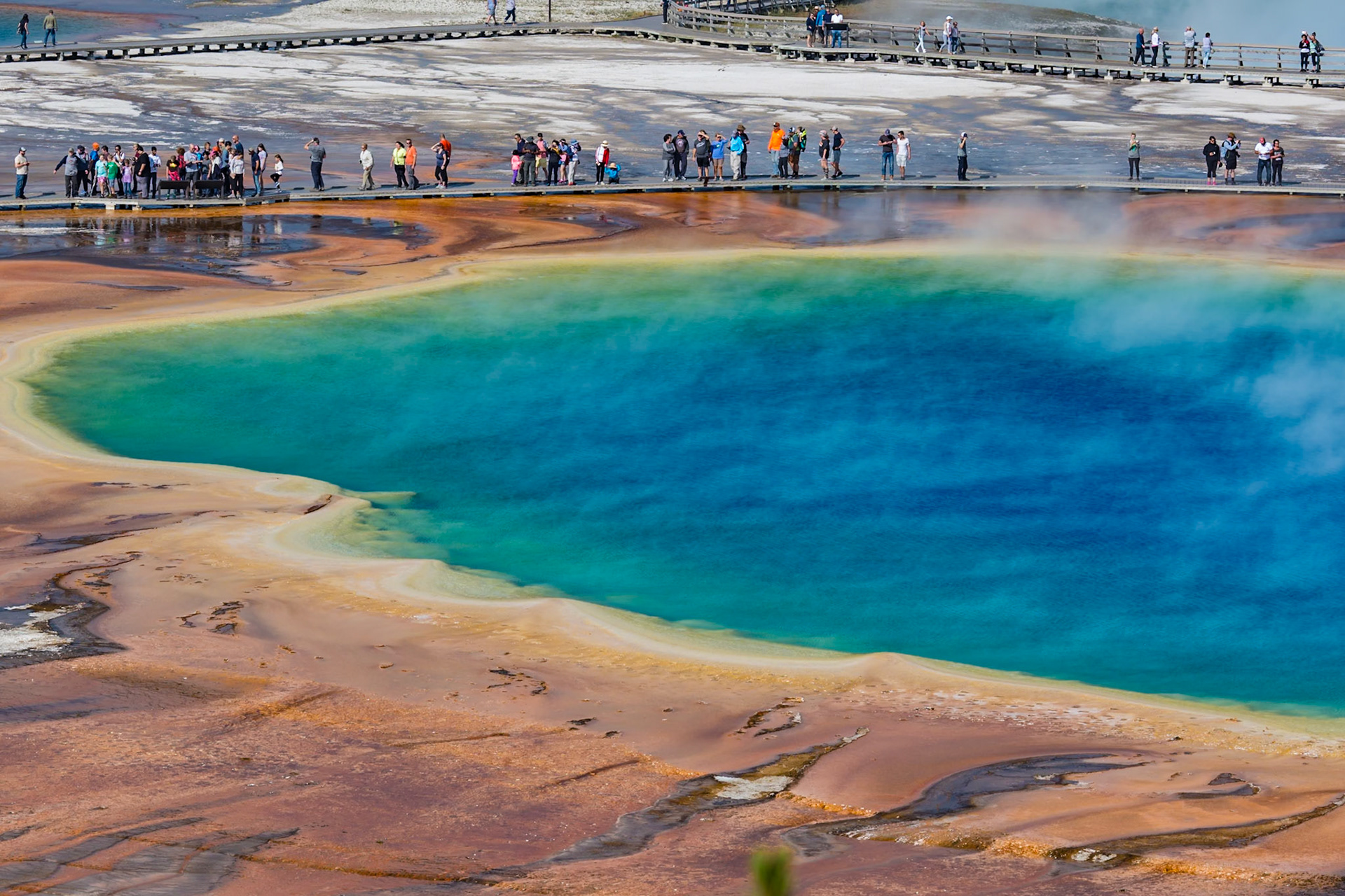 180823_017 Park visitors on observation boardwalk get close up view of the Grand Prismatic Spring in the Midway Geyser Basin of Yellowstone National Park, Wyoming