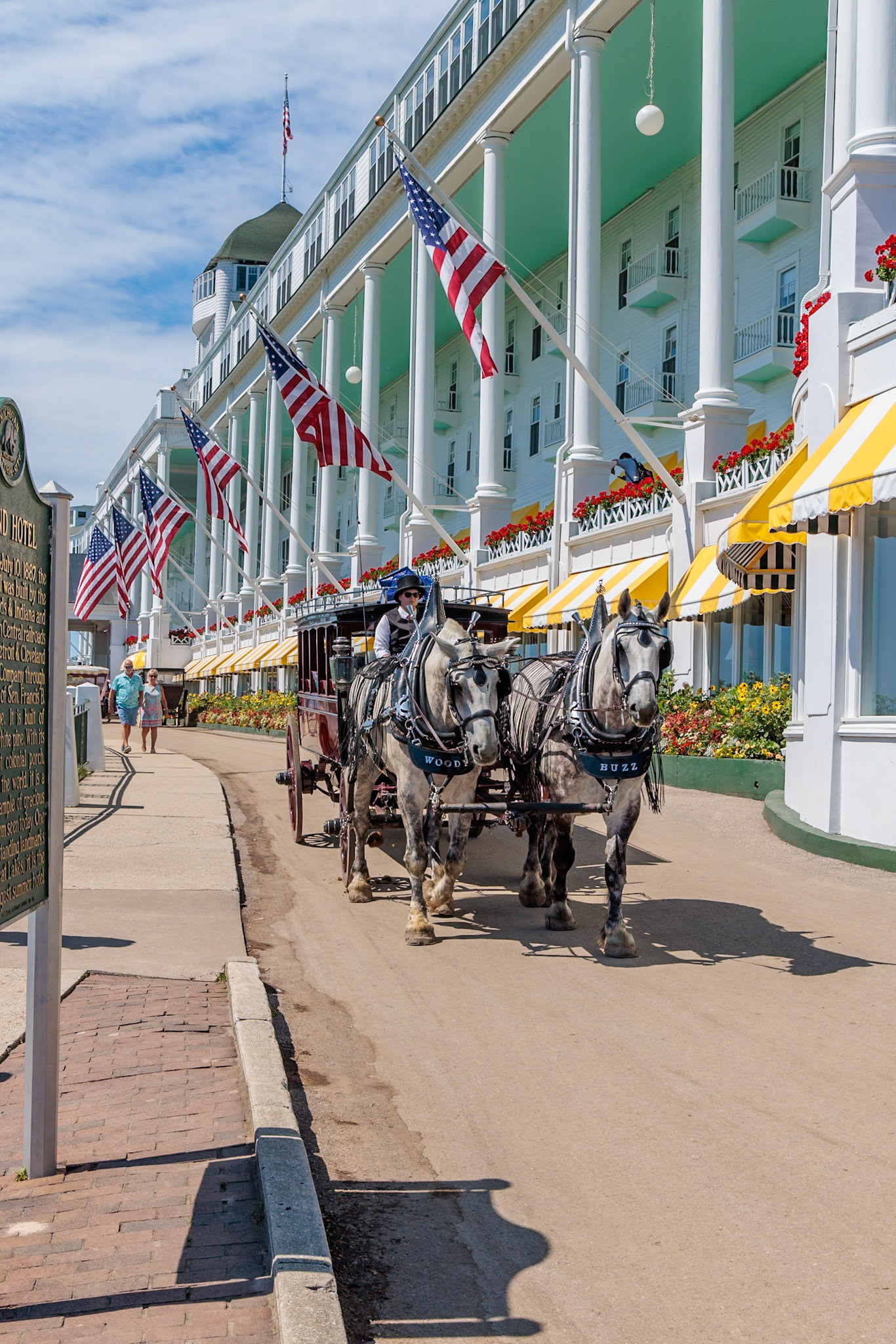 250821_153 Guests leaving the Grand Hotel by horse drawn stagecoach on Mackinac Island, Michigan, USA