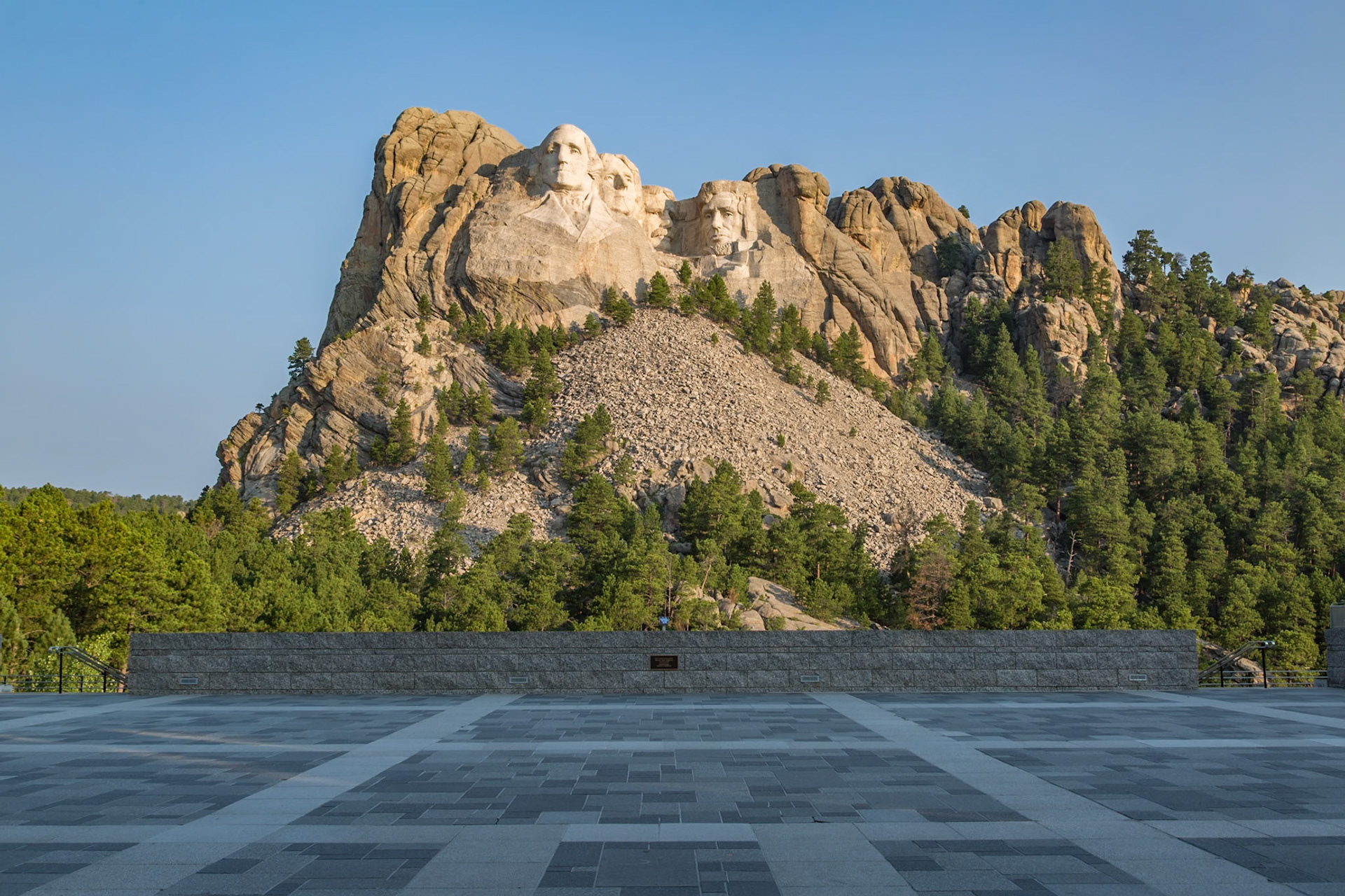 180816_018 Granite busts of George Washington, Thomas Jefferson, Theodore "Teddy" Roosevelt and Abraham Lincoln overlook the Grand View Terrace at Mount Rushmore National Monument near Keystone, South Dakota