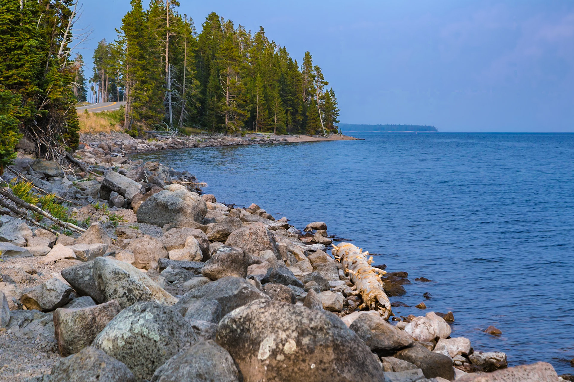 180819_278 Rocky shoreline of Yellowstone Lake in Yellowstone National Park, Wyoming