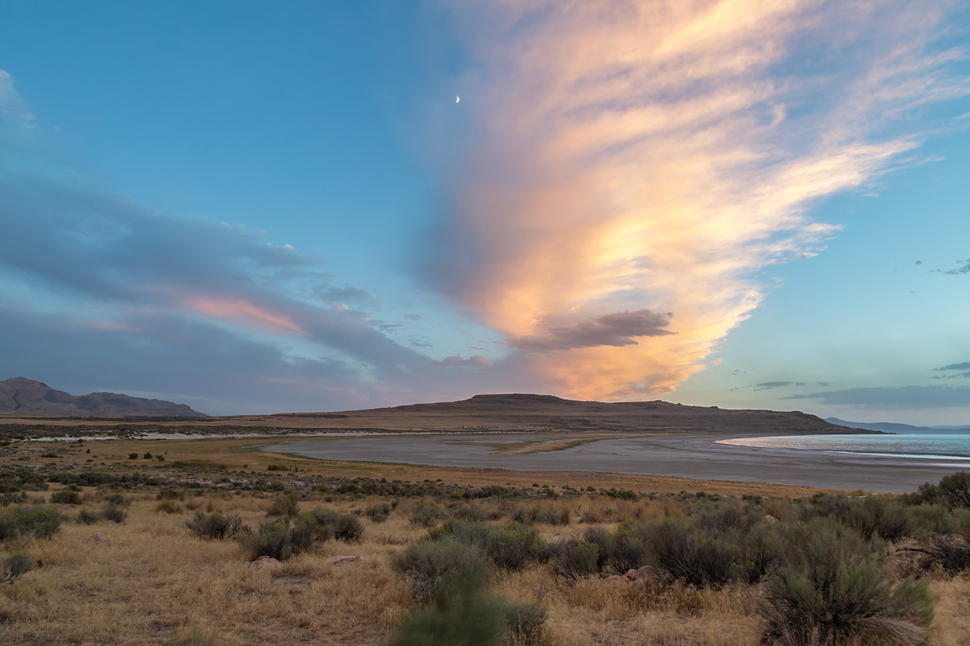 180915_272 Setting sun lights up the clouds along the shoreline of Great Salt Lake in the Antelope Island State Park near Syracuse, Utah