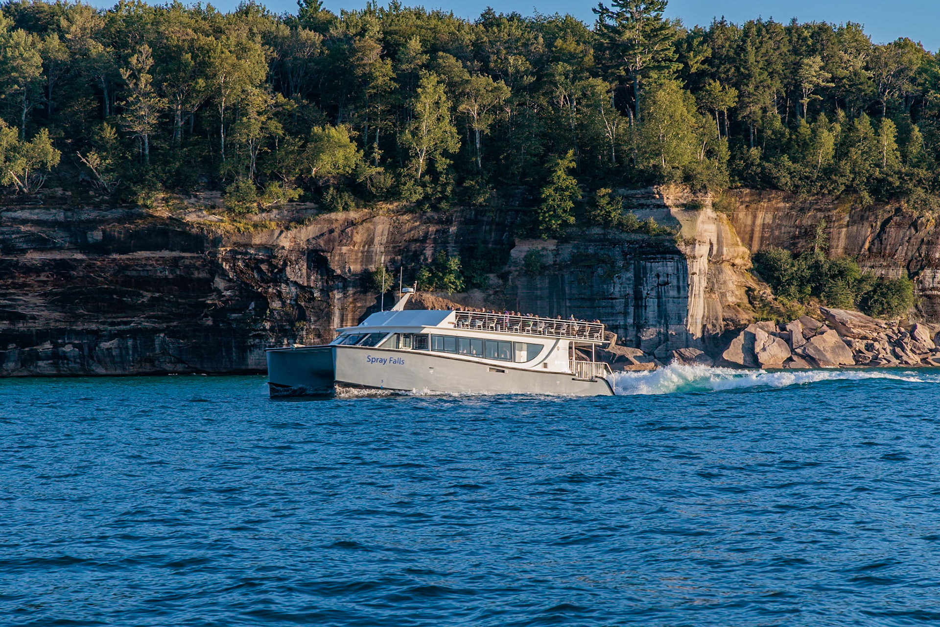 250826_261 Tour boat carries tourist along the sandstone cliffs on the Pictured Rocks National Lakeshore in the Upper Peninsula of Michigan, USA
