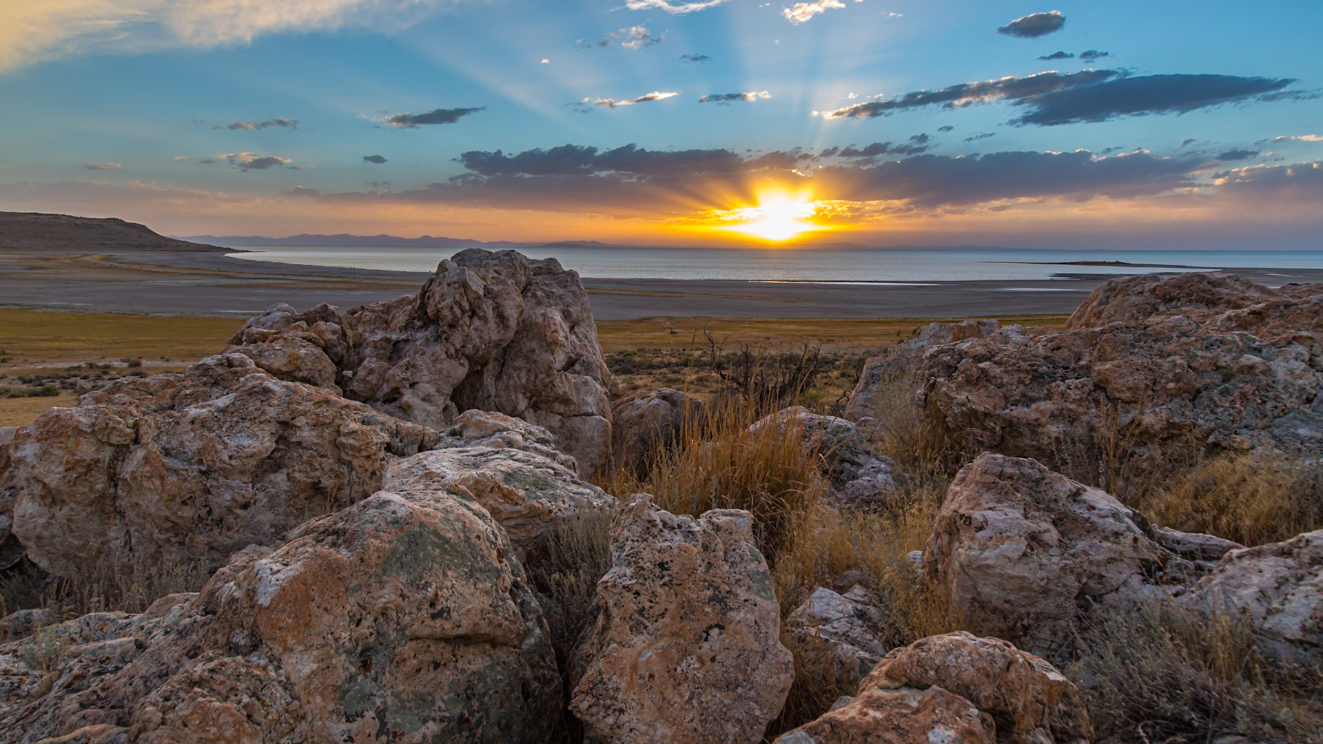 180915_238 Setting sun over the Great Salt Lake in the Antelope Island State Park near Syracuse, Utah