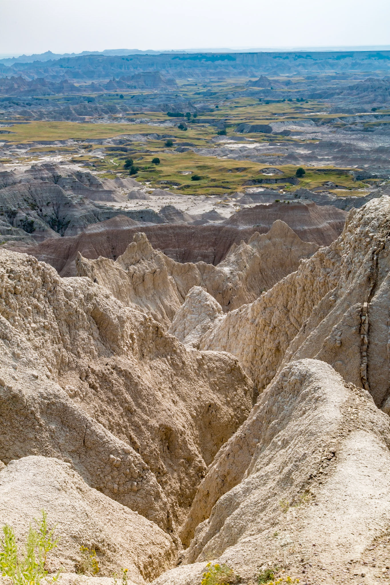 180816_169 Erosion exposes colorful layers of sedimentary rock  in the Badlands National Park in South Dakota, USA