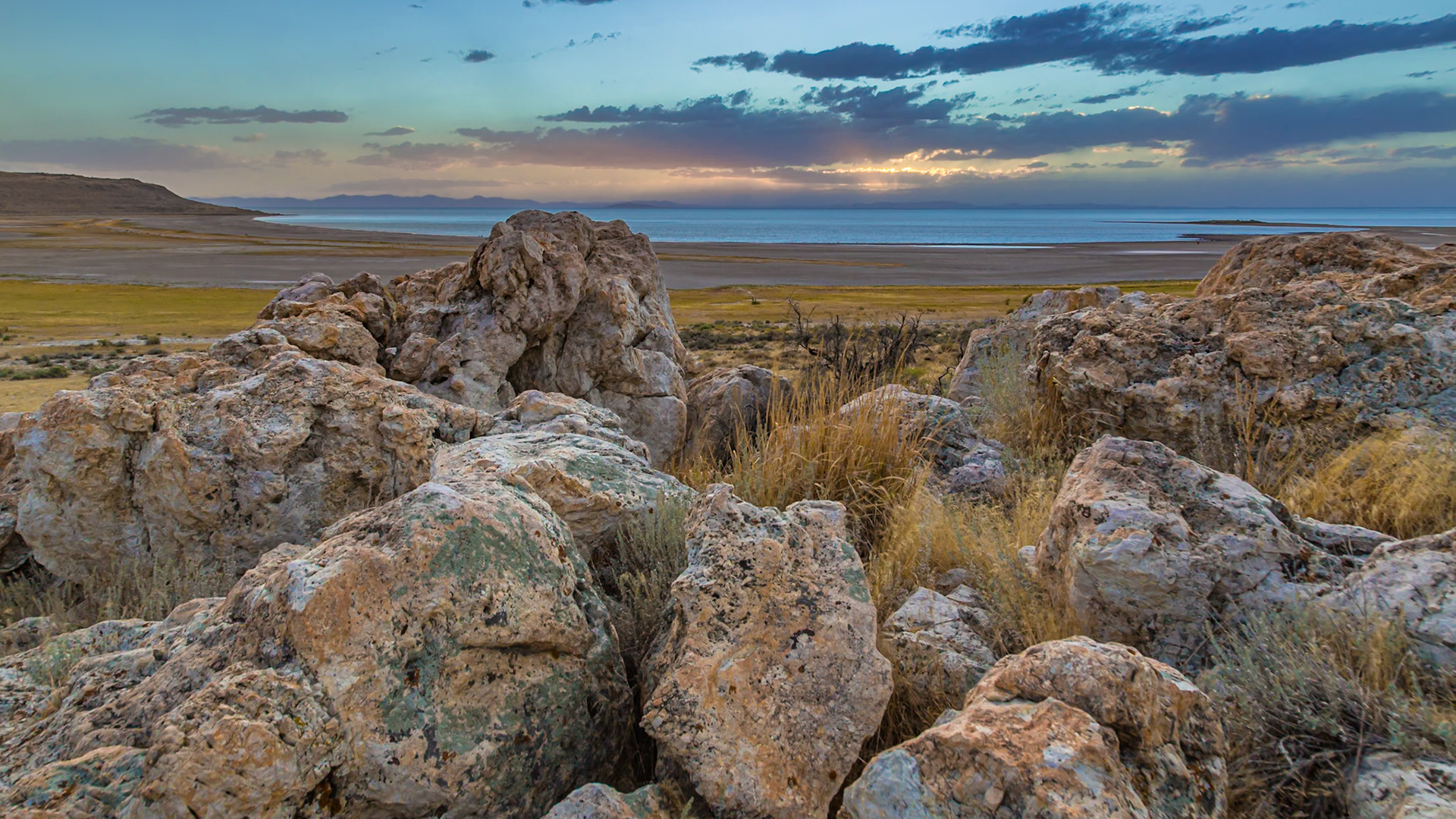 180915_268 Setting sun over the Great Salt Lake in the Antelope Island State Park near Syracuse, Utah