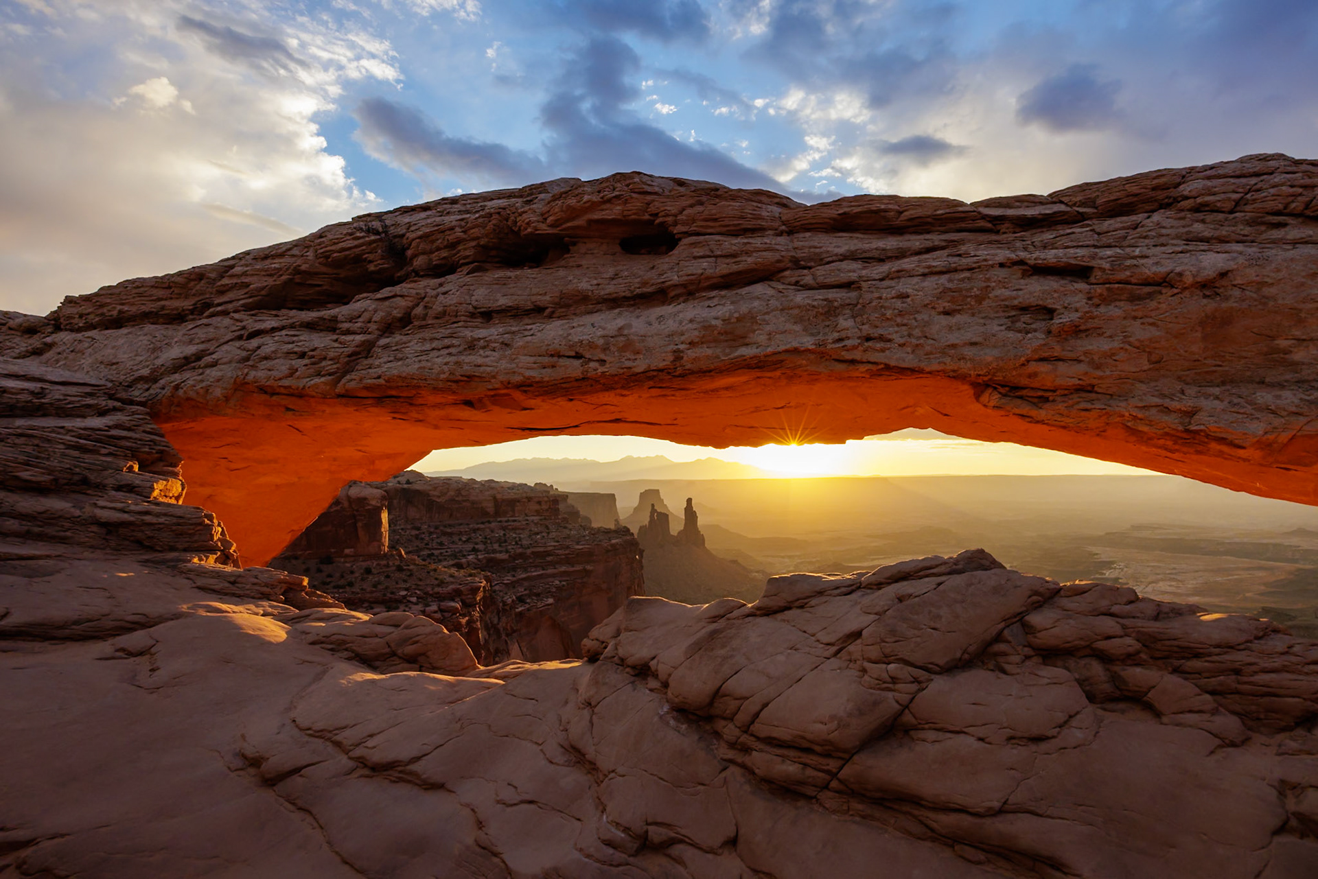 240929_025 Sunrise under the Mesa Arch in the  Island in the Sky area of Canyonlands National Park, Utah, USA
