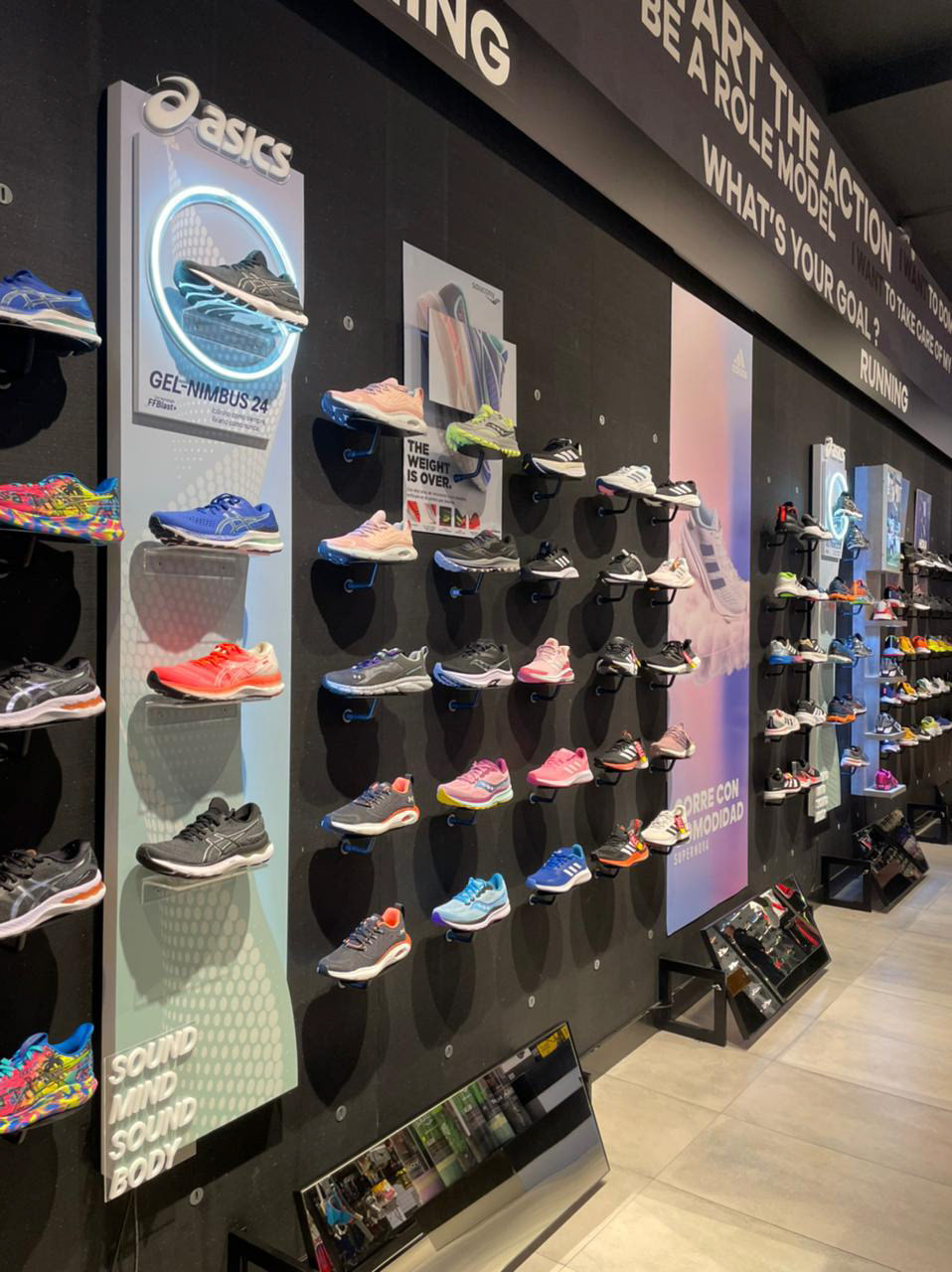 Presencia de marca Asics en tiendas K1