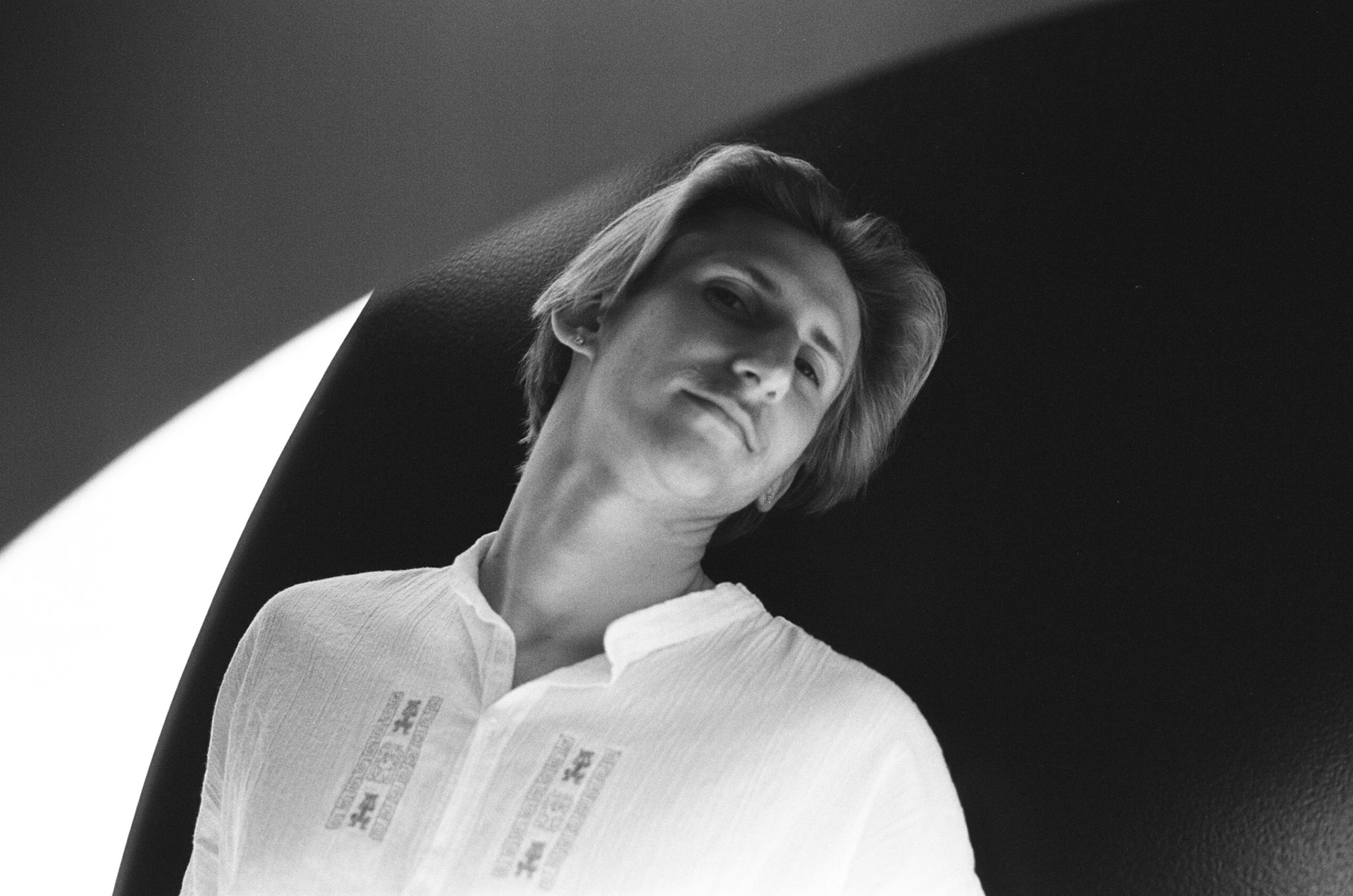 Nils resting against Clement Meadmore's 'Offshoot' (1984) [I]