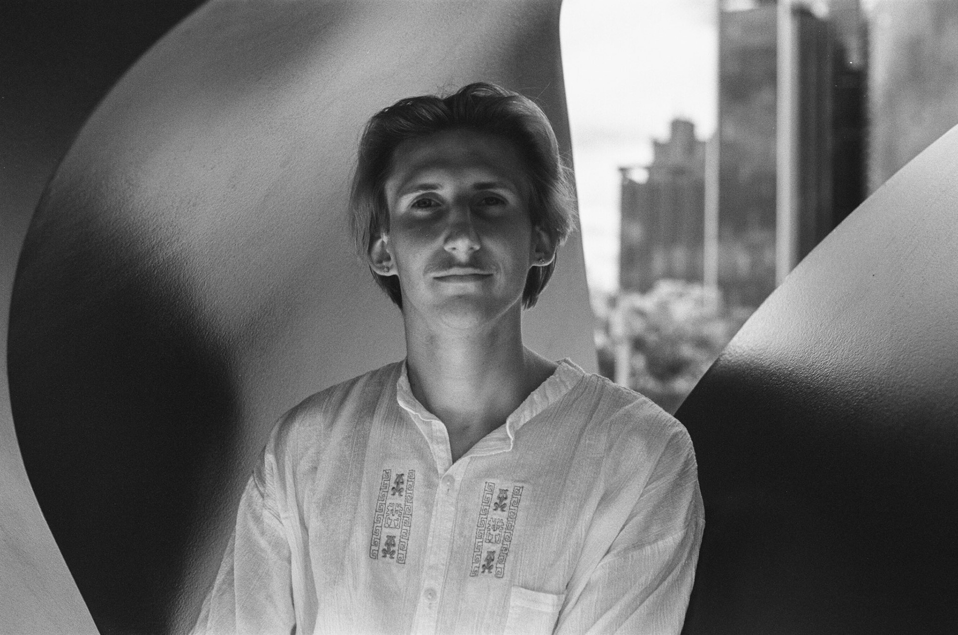 Nils resting against Clement Meadmore's 'Offshoot' (1984) [II]