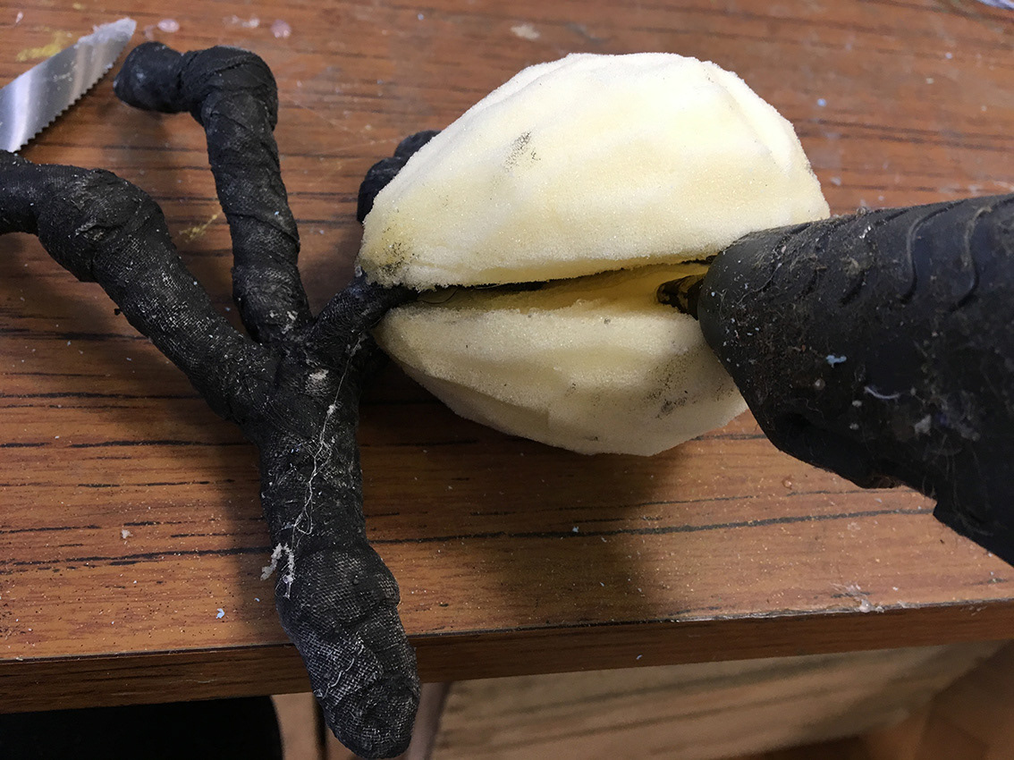 Glue gun to enclose the Sponge