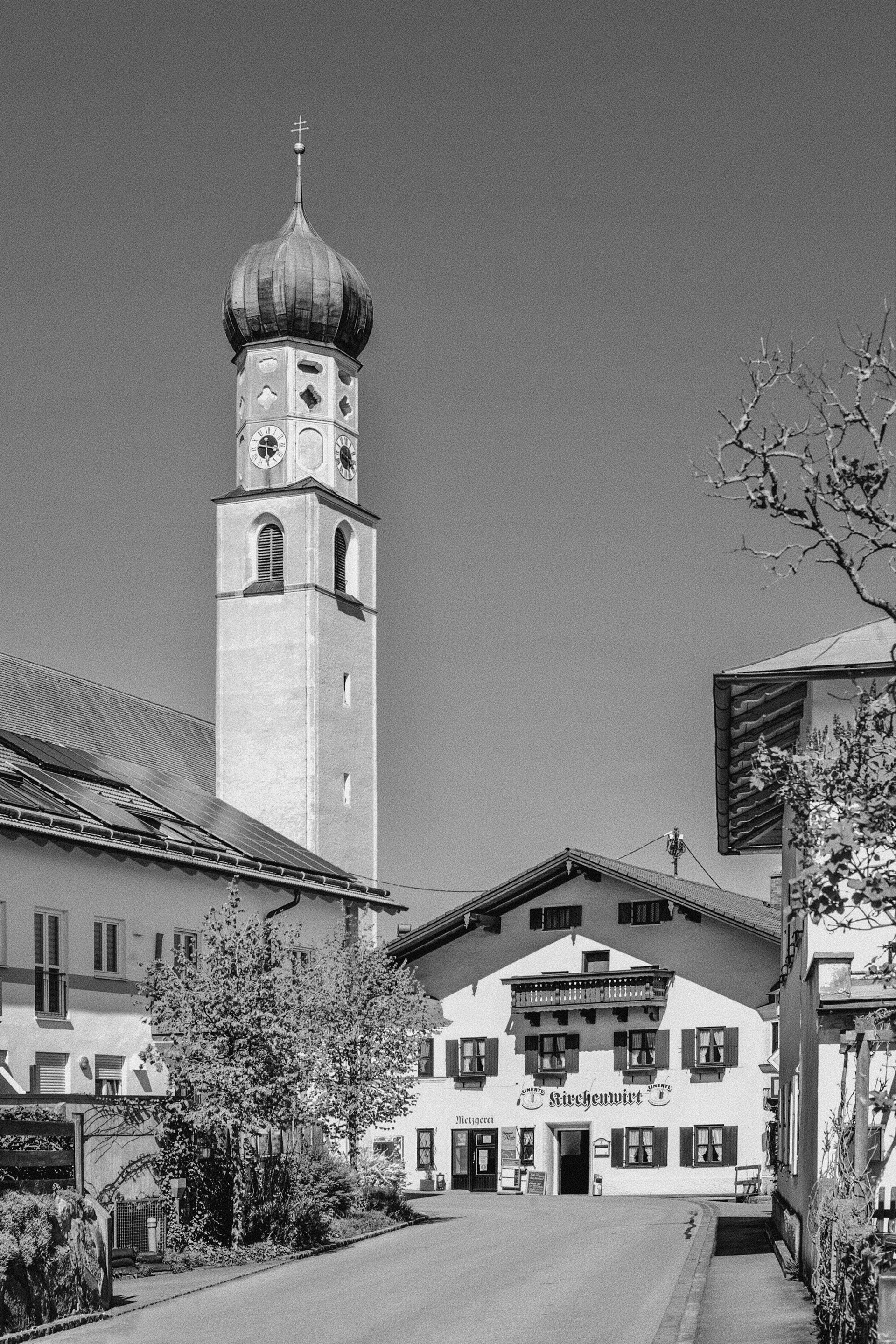 4-2021 // Rechtmehring mit Pfarrkirche St. Korbinian und ehem. Kirchenwirt // Carl Zeiss Jena Pancolar electric 1.8/50mm, Canon EOS 30D