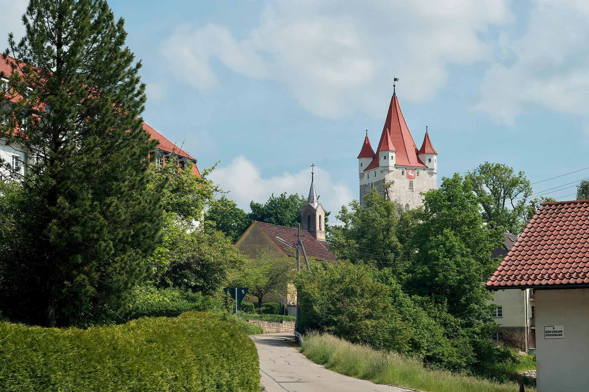 6-2021 // Burg Haag: Blick von der Maria-Ward-Straße auf den Schlossturm // Carl Zeiss Jena Biotar 2/58mm, Canon EOS 30D