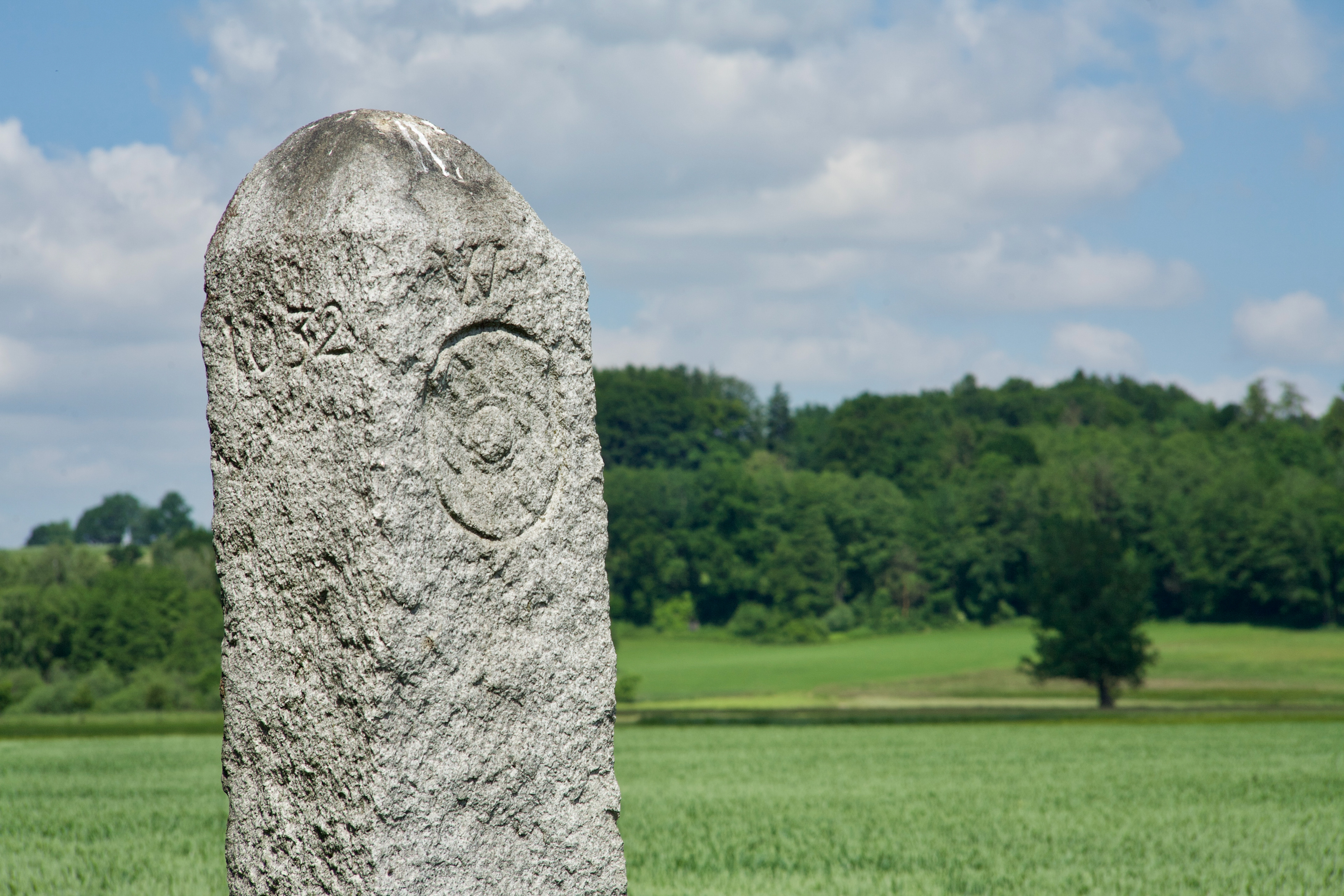 6-2021 // Der 1632 errichtete "Weiße Stein" markiert den südwestlichsten Punkt der ehemaligen Freien Reichsgrafschaft Haag // Pentacon electric 2.8/135mm, Canon EOS 5D